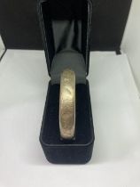 A HALLMARKED BIRMINGHAM SILVER BANGLE IN A PRESENTATION BOX