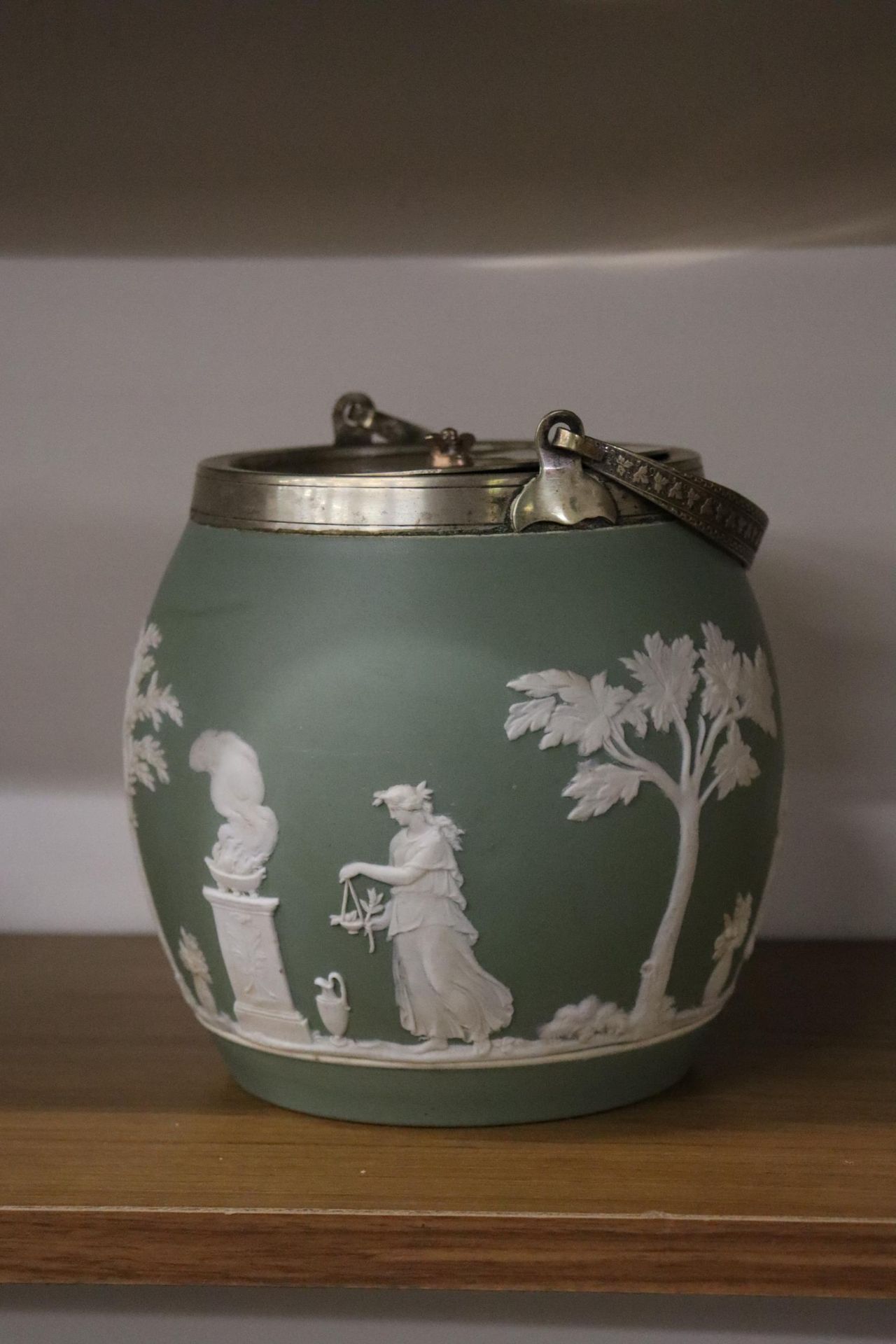A GREEN WEDGWOOD JASPERWARE BISCUIT BARREL WITH PLATED LID AND HANDLE, HEIGHT 14CM - Image 3 of 4