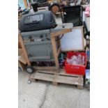 AN ASSORTMENT OF HOUSEHOLD CLEARANCE ITEMS