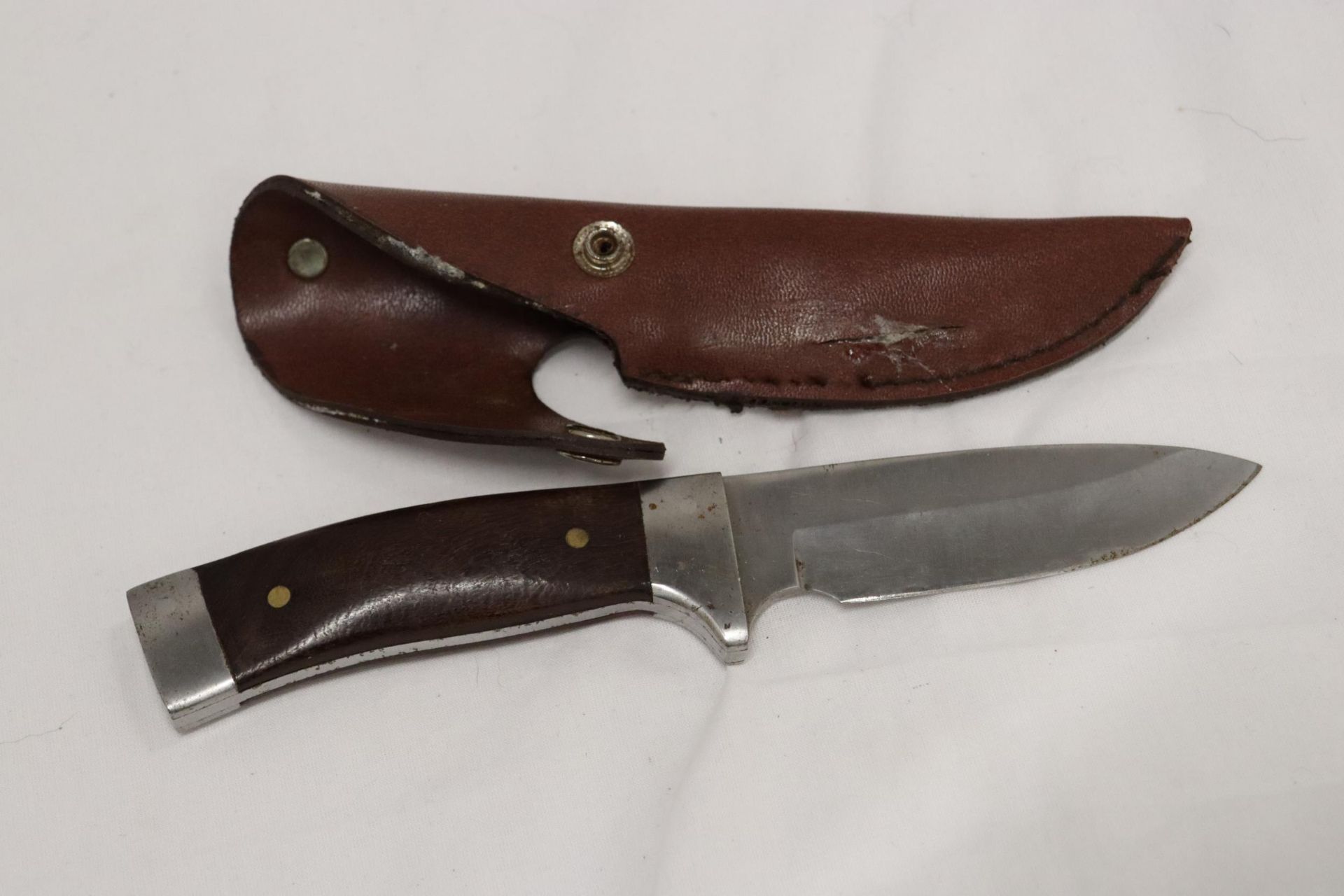 A HUNTING KNIFE IN A LEATHER SHEATH - Image 2 of 5