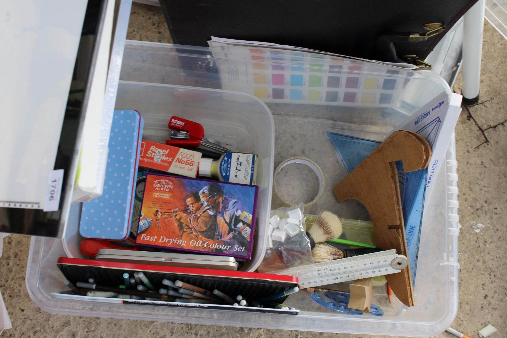 A LARGE ASSORTMENT OF ARTISTS ITEMS TO INCLUDE PENCILS, DRAWINGS AND A DRAWING STAND ETC - Image 3 of 7