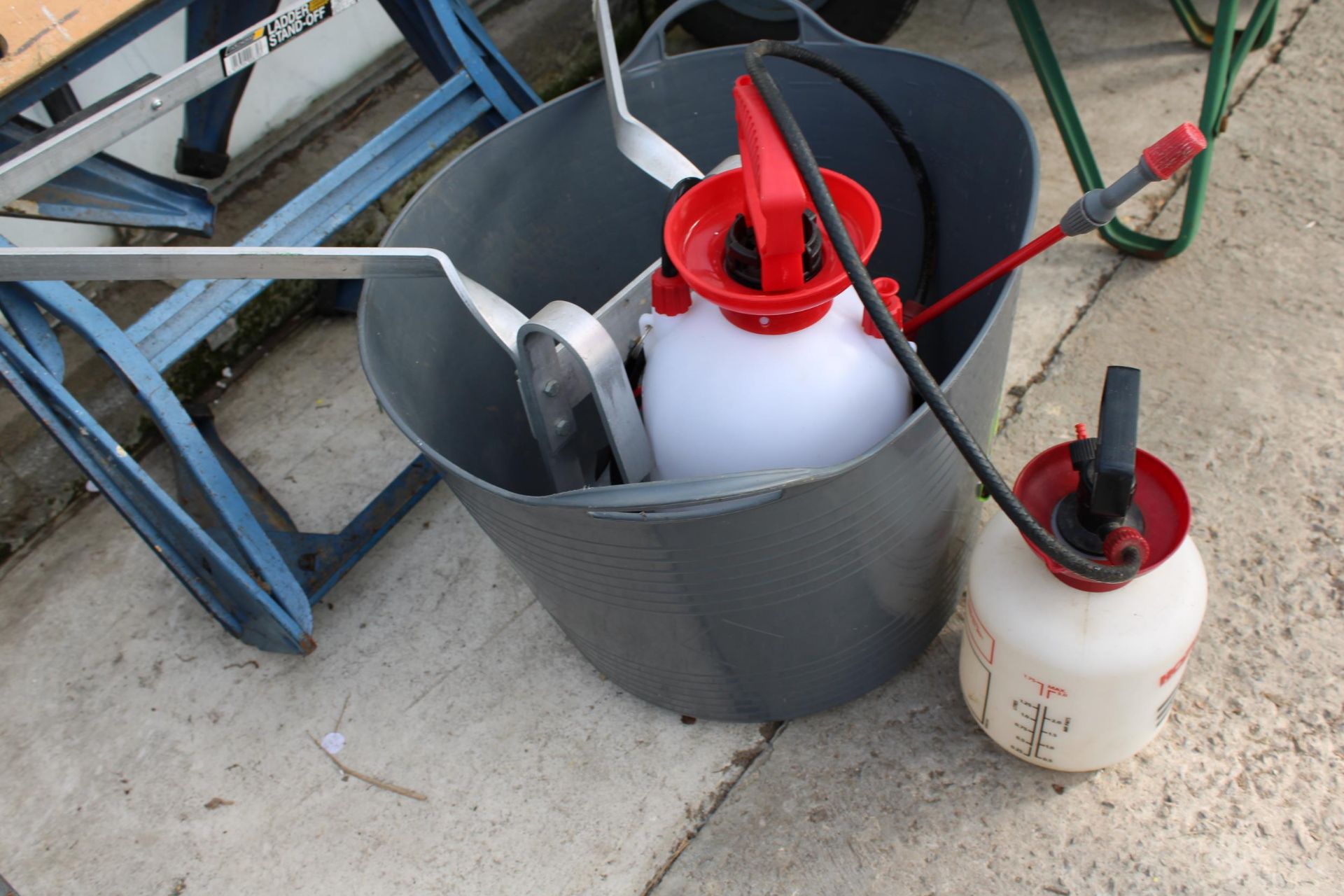 A FOLDING WORKMATE BENCH, A TRUG AND TWO GARDEN SPRAYERS ETC - Image 2 of 3