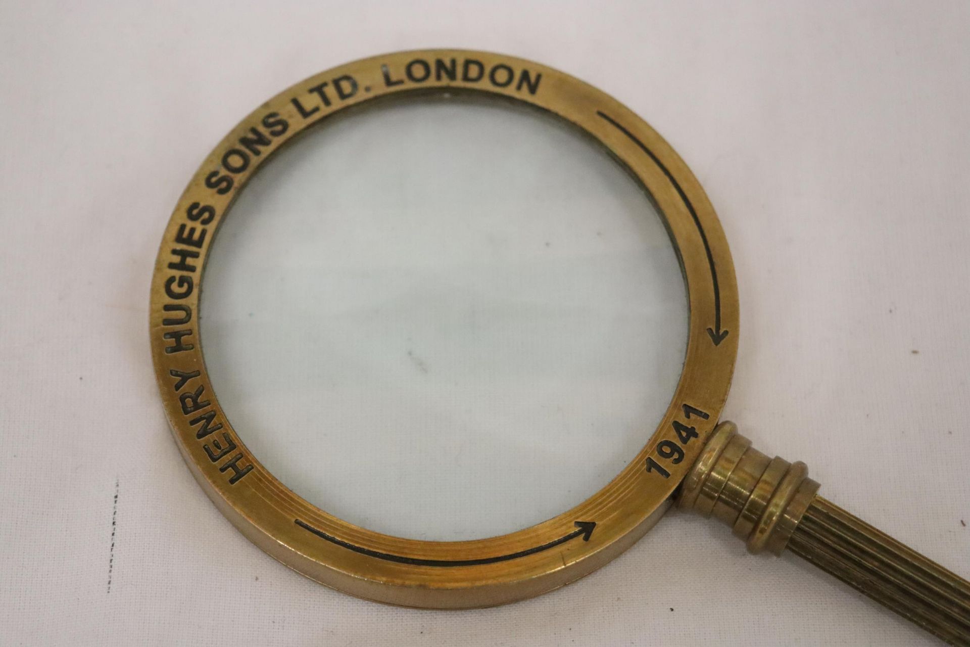 A HANDMADE VINTAGE ANTIQUE HENRY HUGHES & SONS OF LONDON 1941 BRASS MAGNIFYING GLASS - Image 4 of 5