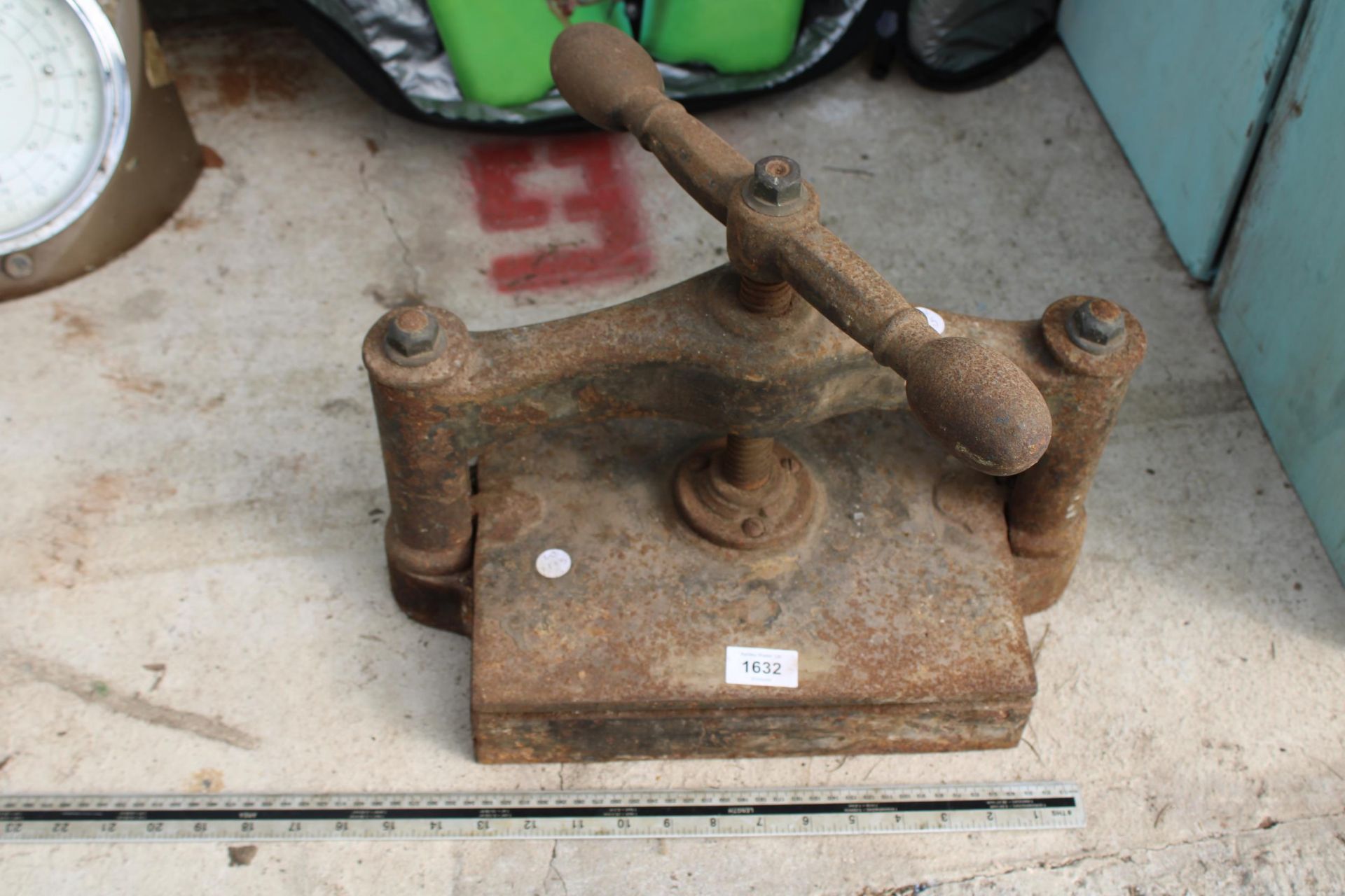 A LARGE VINTAGE CAST IRON BOOK PRESS - Image 3 of 3