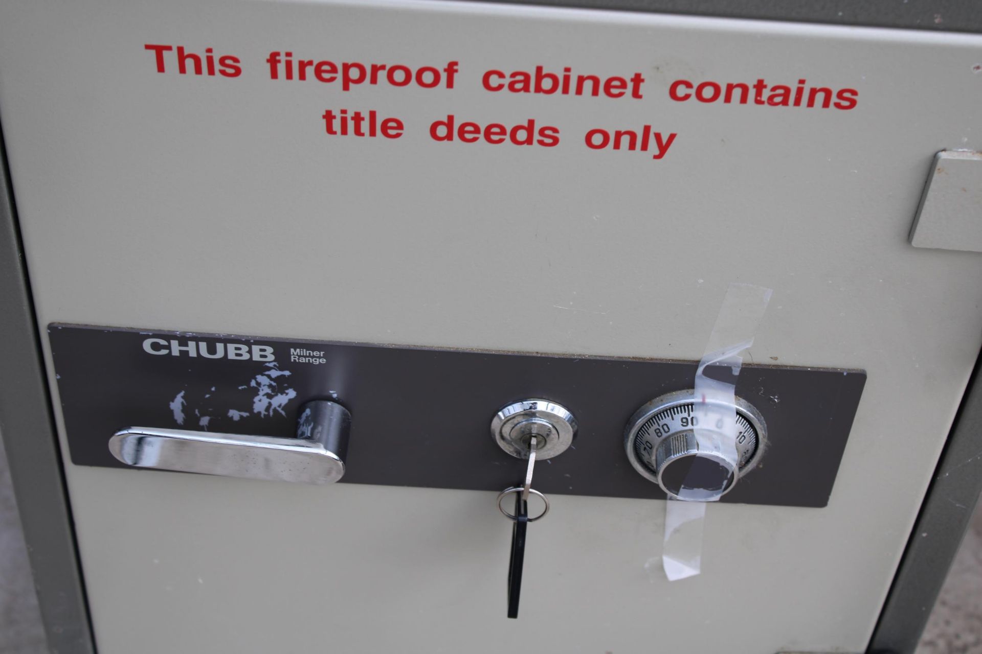 A CHUBB FIREPROOF SAFE COMPLETE WITH KEY - Bild 3 aus 6