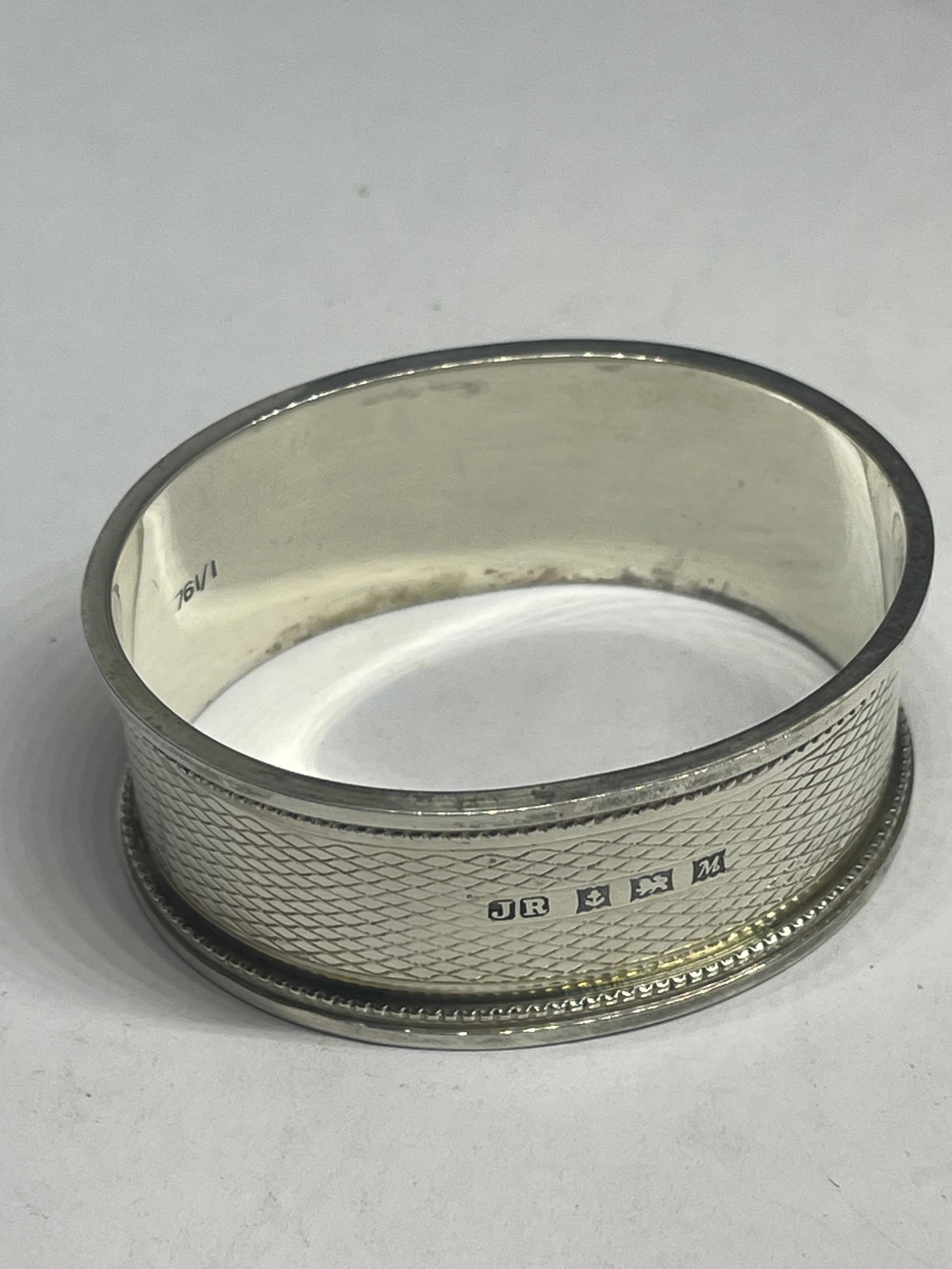 FOUR NAPKIN RINGS TO INCLUDE THREE HALLMARKED BIRMINGHAM SILVER - Image 3 of 5