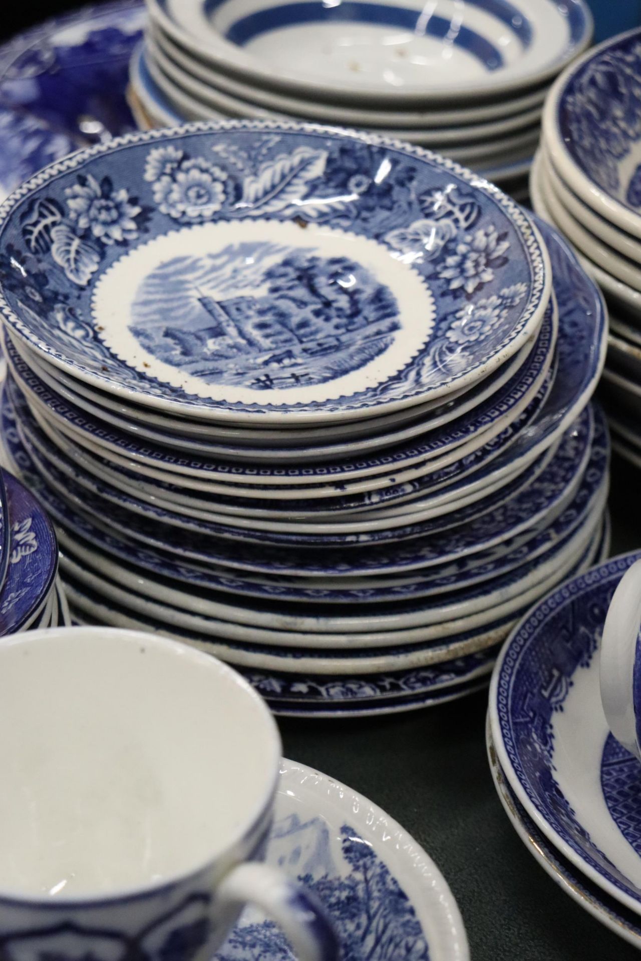 A LARGE QUANTITY OF OF WOODS AND BURLEIGH WARE BLUE AND WHITE CERAMICS TO INCLUDE WILLOW PATTERN, - Bild 10 aus 15