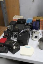 A LARGE COLLECTION OF VINTAGE CAMERAS TO INCLUDE ROSS ENSIGN, KODAK ETC