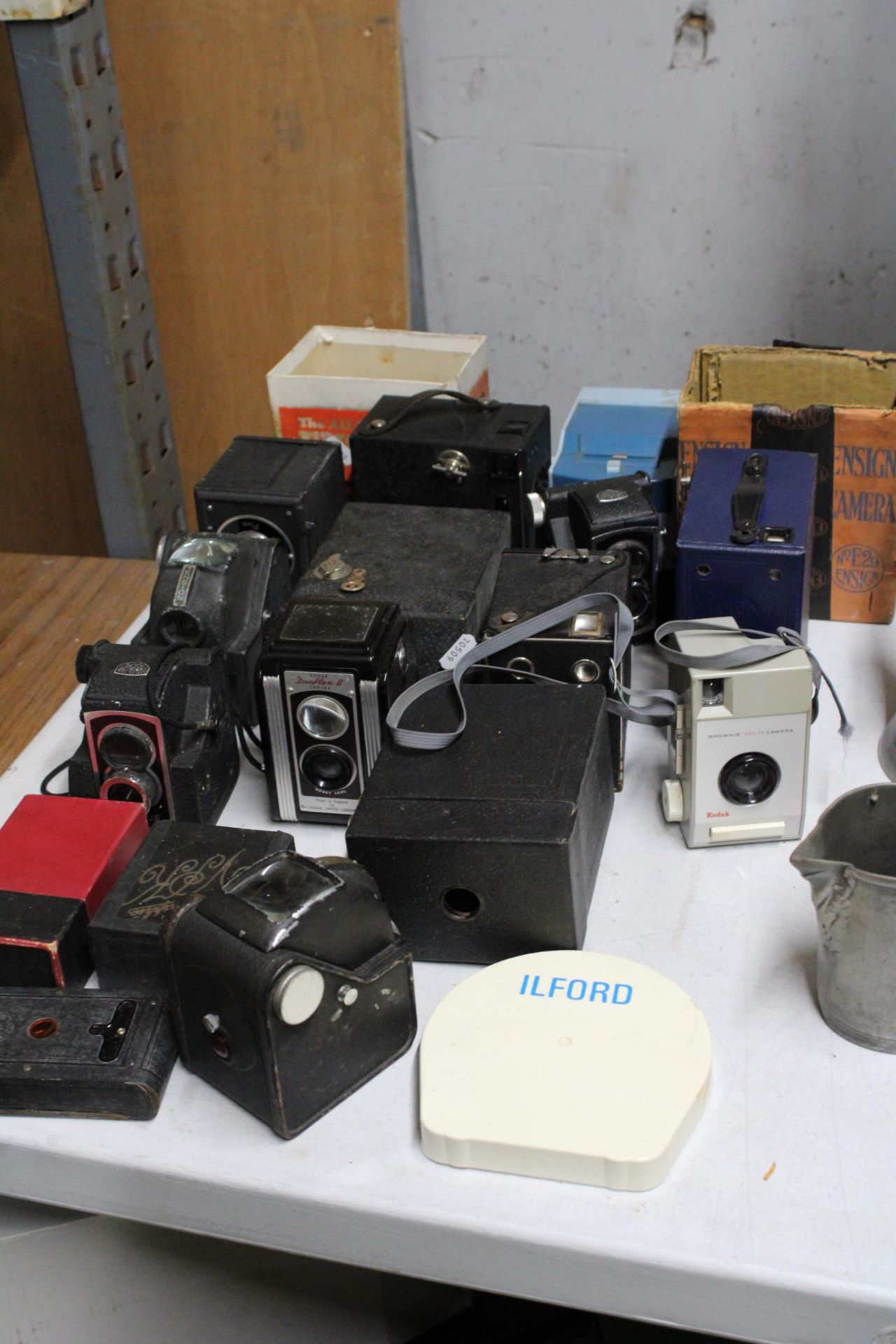 A LARGE COLLECTION OF VINTAGE CAMERAS TO INCLUDE ROSS ENSIGN, KODAK ETC