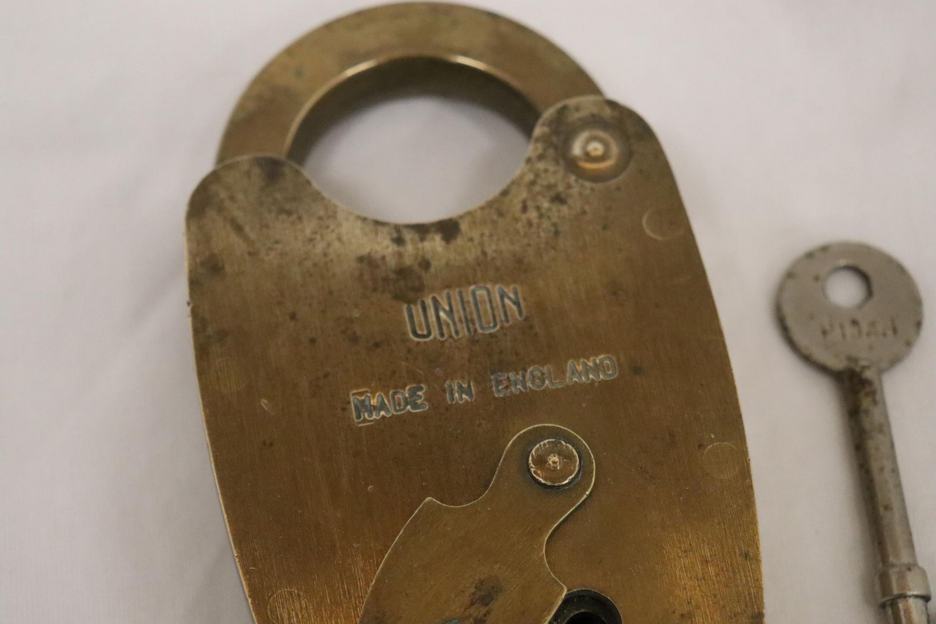 A VINTAGE BRASS UNION PADDLOCK AND KEY - 5 INCH TALL - Image 4 of 5