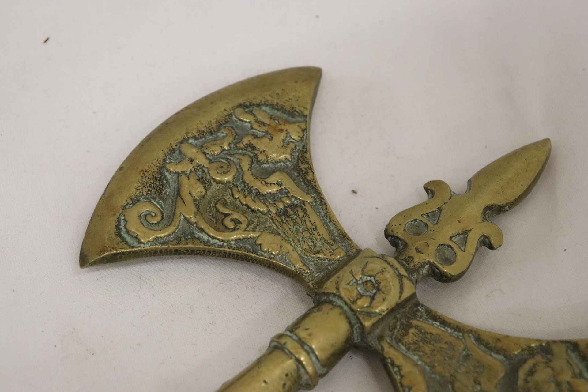 A SOLID BRASS DOUBLE SIDED BATTLE AXE - Image 3 of 5