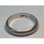 AN 18CT WHITE GOLD WEDDING BAND GROSS WEIGHT 4.79 GRAMS SIZE P