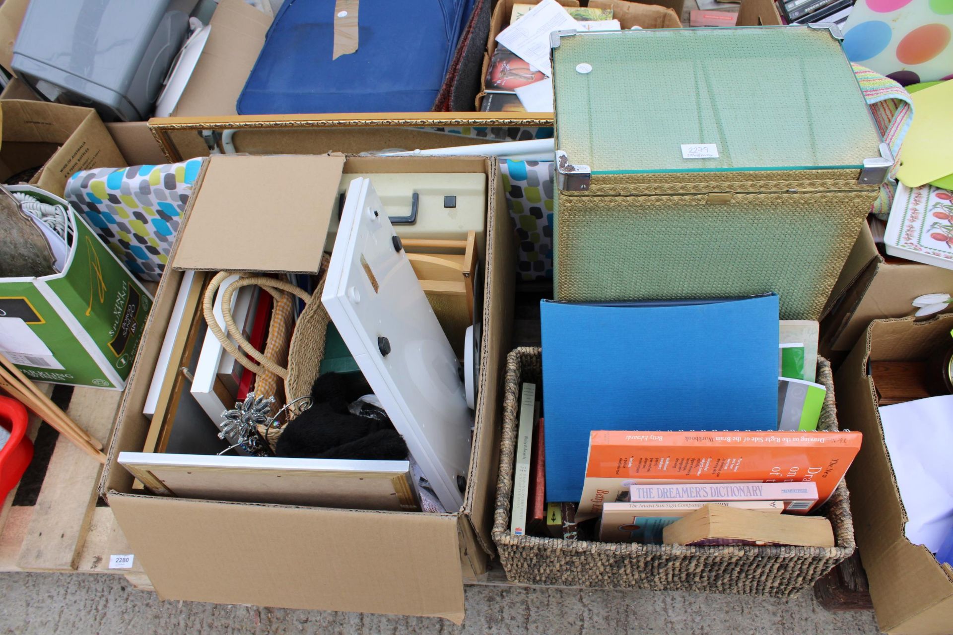 AN ASSORTMENT OF HOUSEHOLD CLEARANCE ITEMS - Image 2 of 5