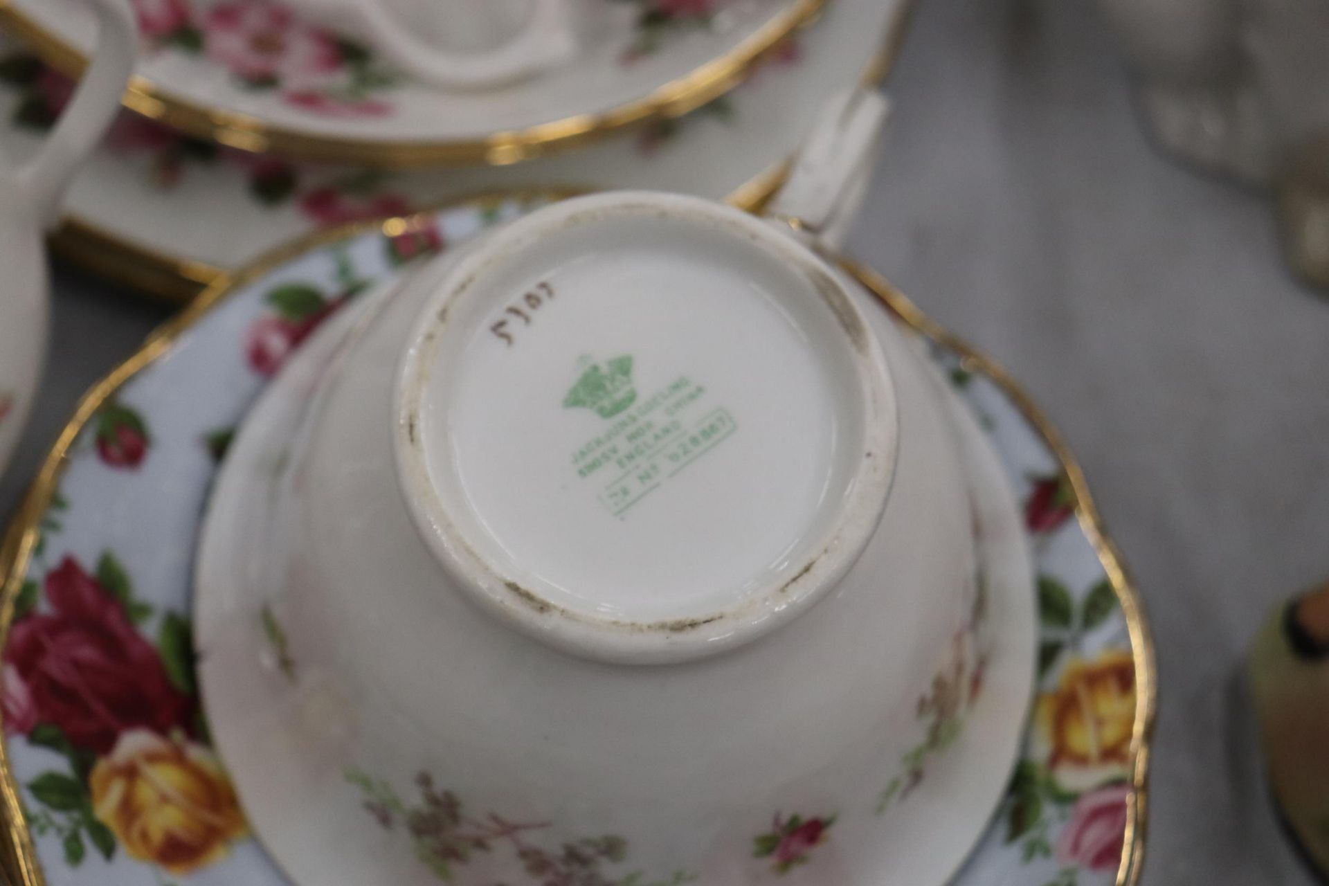 A ROYAL KENT, FLORAL, CHINA TEASET TO INCLUDE A CAKE PLATE, CREAM JUG, SUGAR BOWL, CUPS, SAUCERS AND - Image 11 of 11