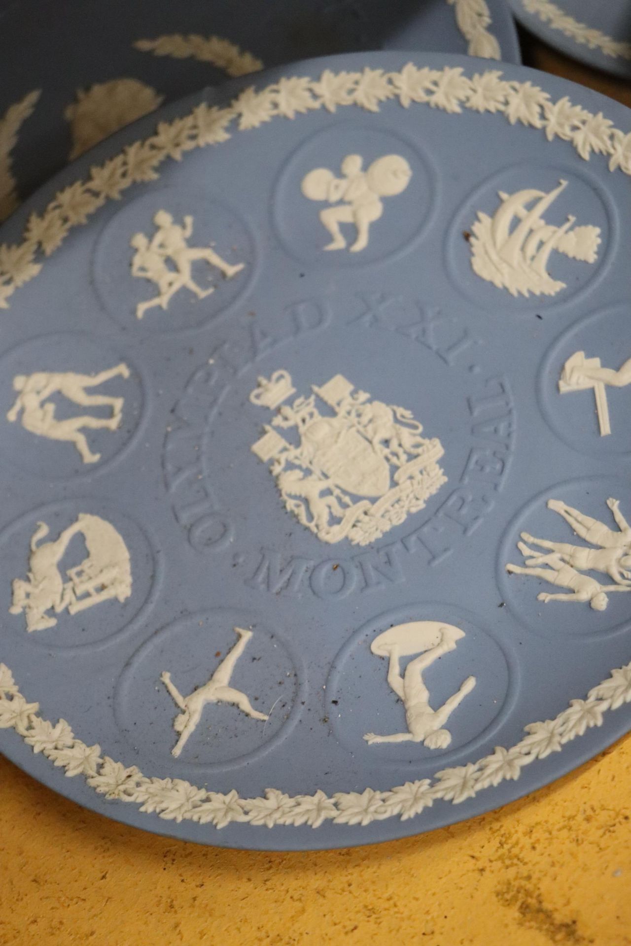 A QUANTITY OF WEDGWOOD JASPERWARE CABINET PLATES - 13 IN TOTAL - Image 2 of 8