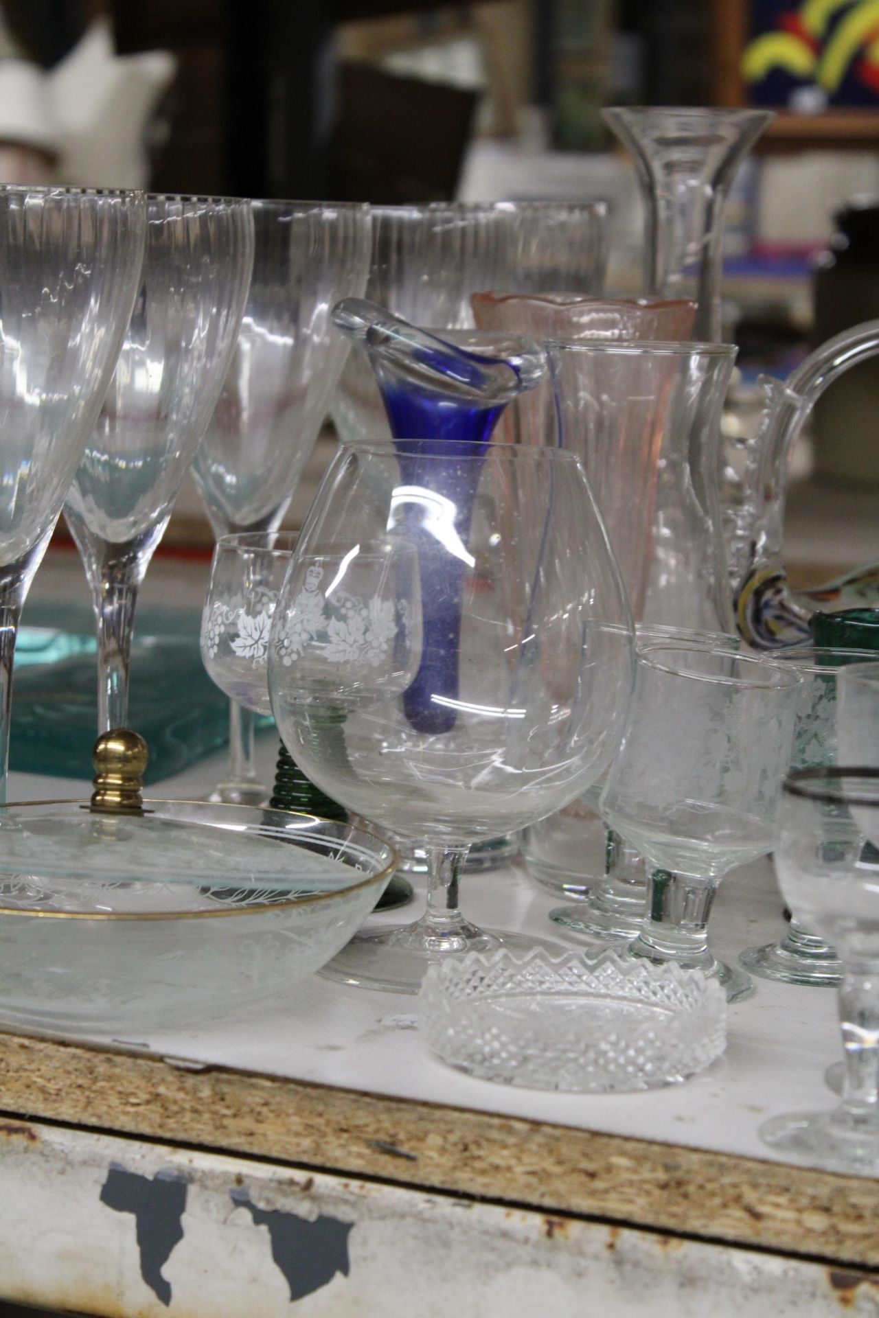 A LARGE QUANTITY OF GLASSWARE TO INCLUDE CHAMPAGNE FLUTES, WINE GLASSES, SHERRY, PORT, A MURANO - Image 3 of 3