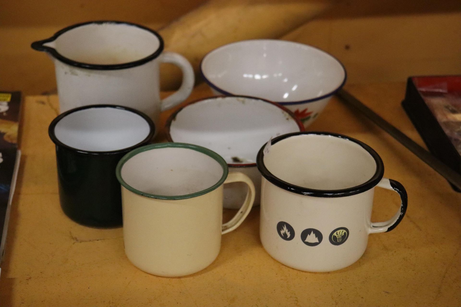 A QUANTITY OF VINTAGE ENAMEL CUPS AND BOWLS - 6 IN TOTAL