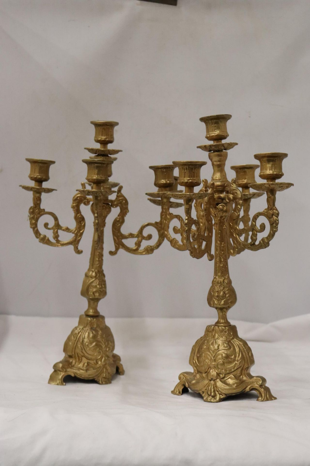 A PAIR OF VINTAGE STYLE HEAVY CANDLEABRAS, HEIGHT 36CM - Image 2 of 7