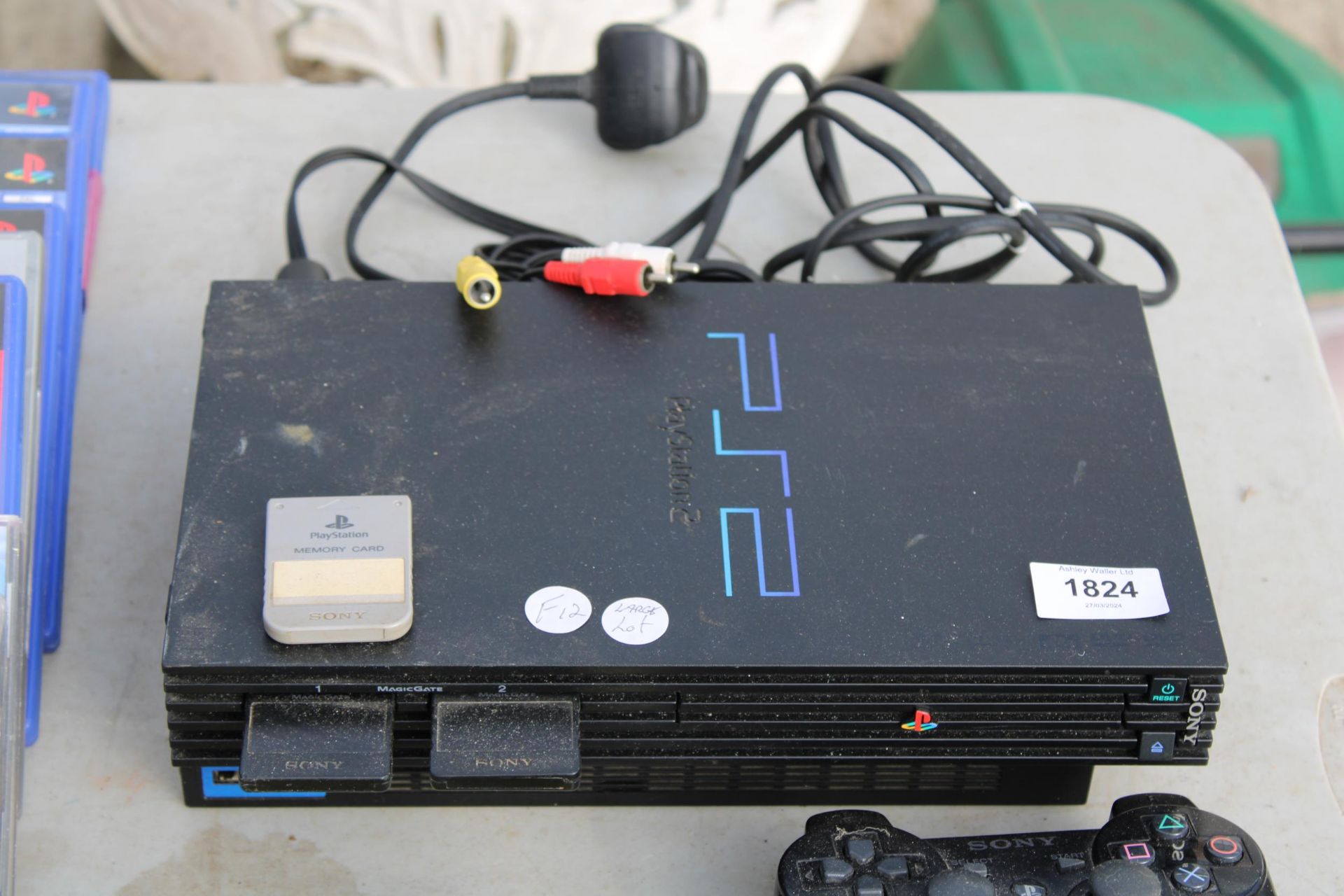 A PLAYSTATION 2, AN ASSORTMENT OF PLAYSTATION AND PS2 GAMES AND THREE PS2 CONTROLLERS ETC - Bild 3 aus 5