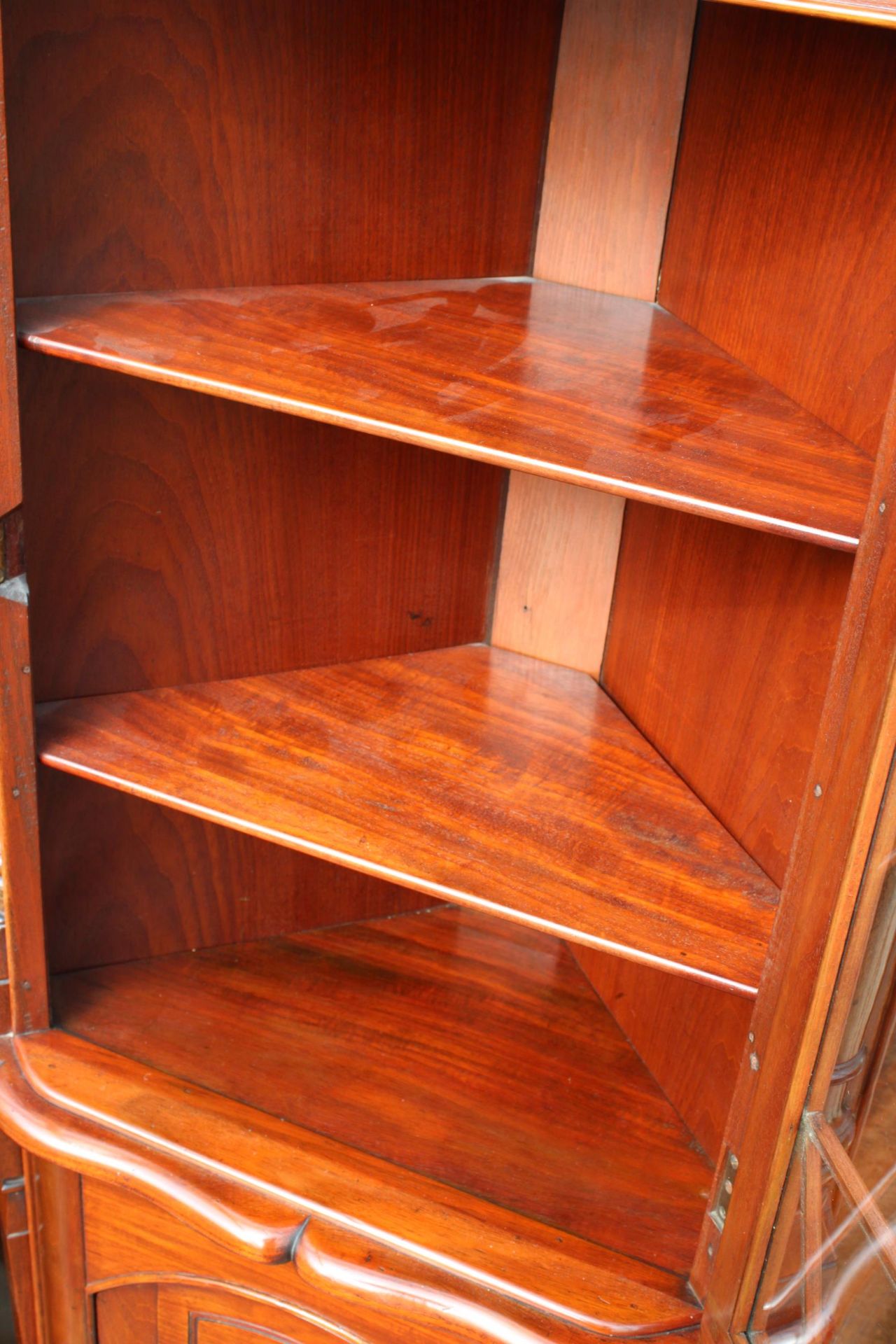 A 19TH CENTURY STYLE MAHOGANY GLAZED CORNER CUPBOARD WITH GALLERIED TOP, THE BASE ENCLOSING PULL OUT - Image 6 of 6