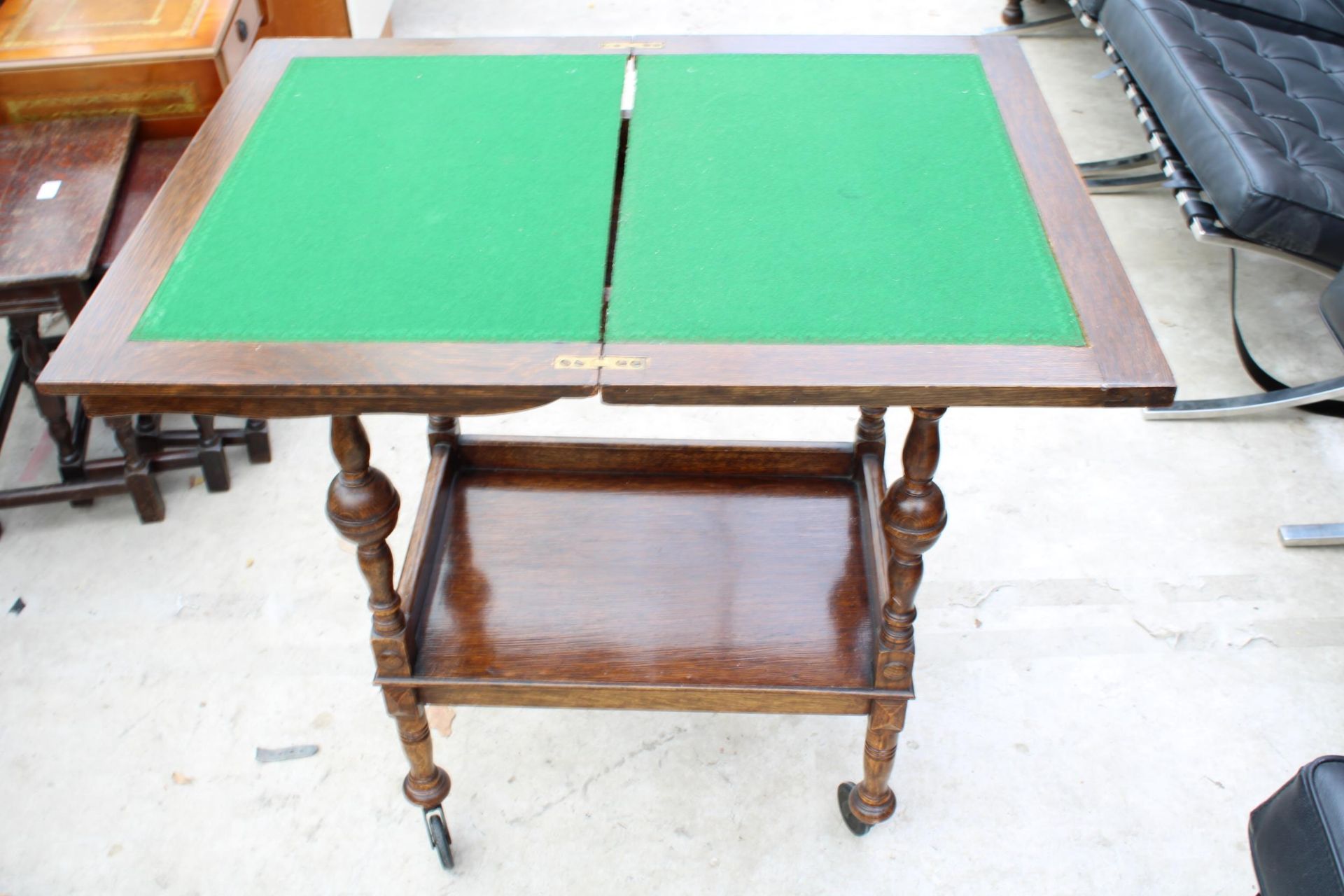AN EARLY 20TH CENTURY OAK FOLD OVER GAMES TABLE/TROLLEY ON TURNED LEGS 24" WIDE - Image 2 of 2
