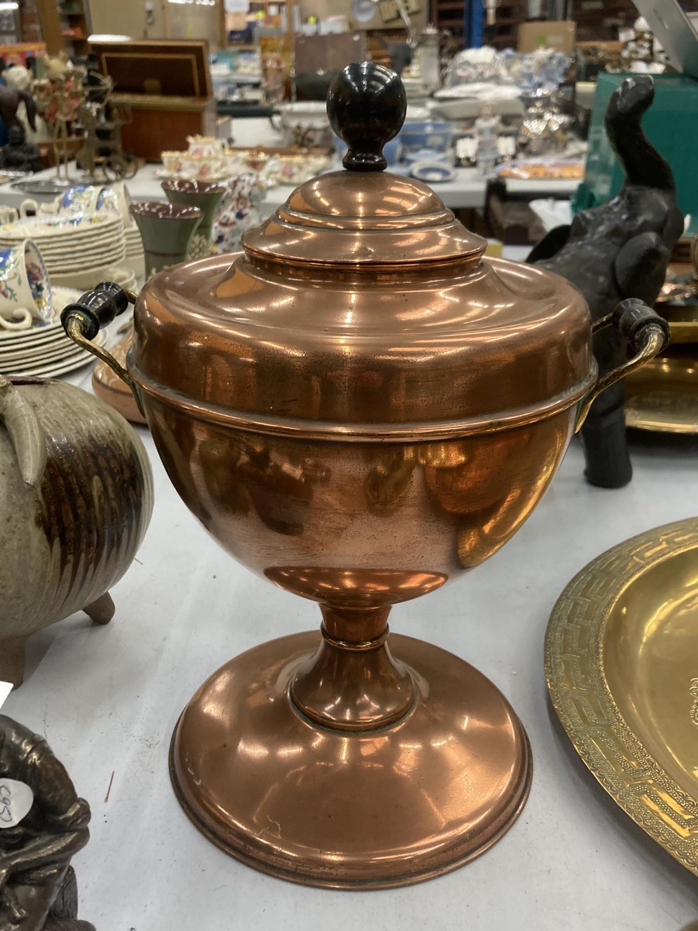 AN EARLY 20TH CENTURY COPPER AND BRASS SAMOVAR - Image 2 of 2