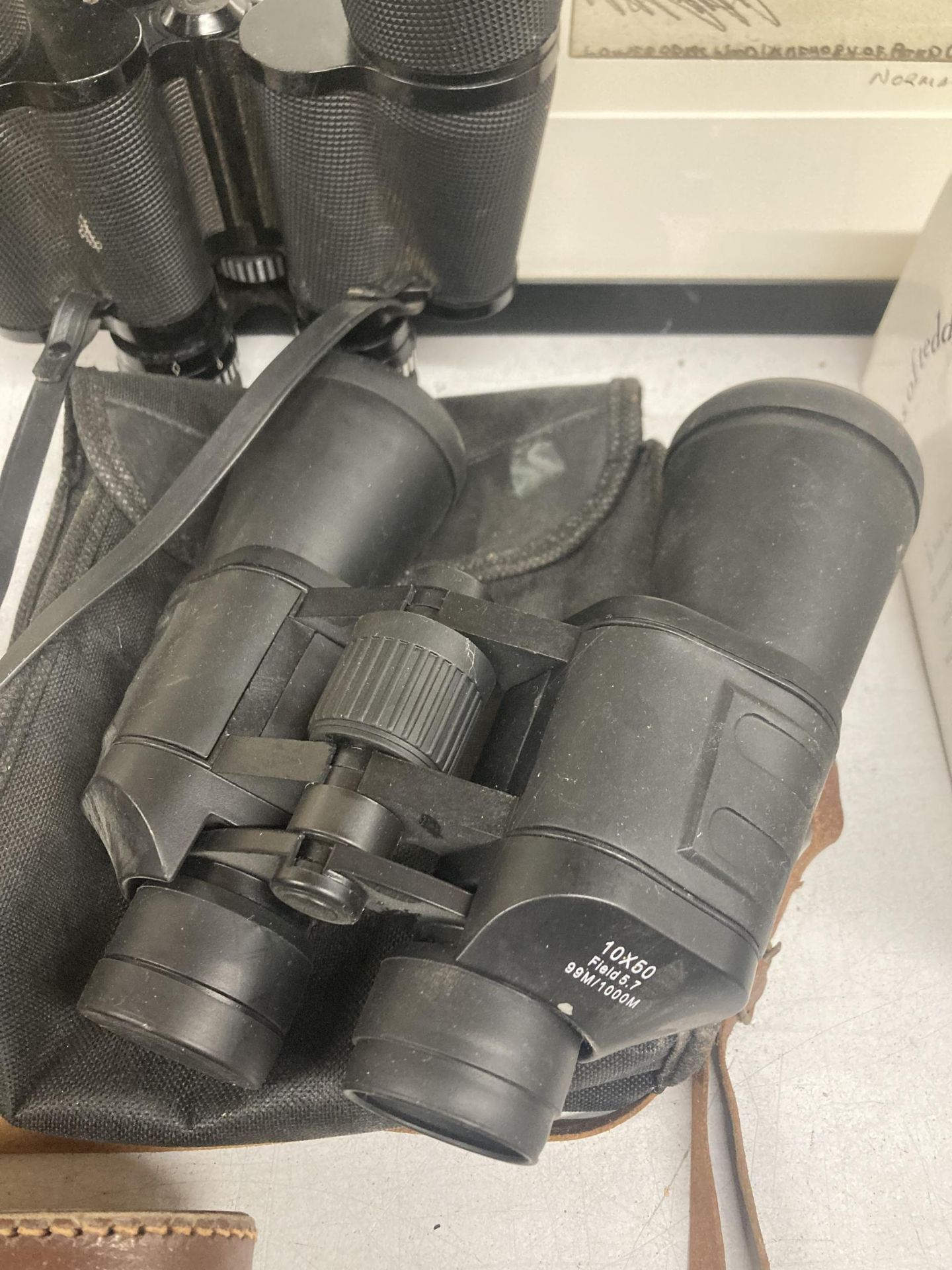 A THREE PAIRS OF BINOCULARS MADE IN BRITAIN AND HONG KONG PLUS A VINTAGE AGFA SILEETE CAMERA - Image 5 of 6