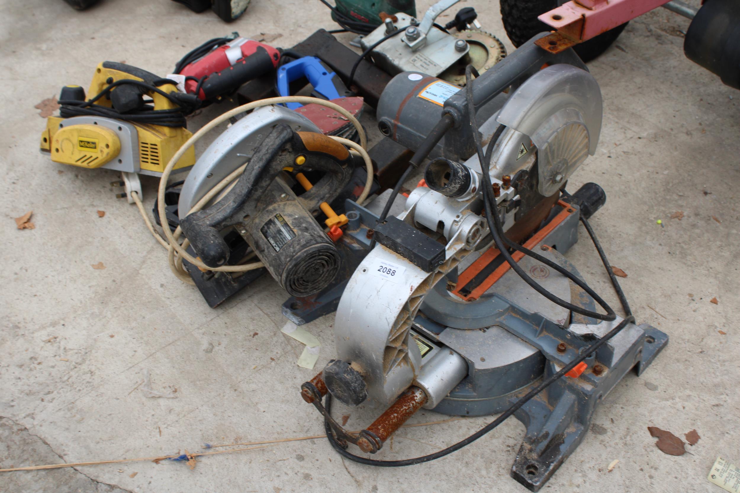 AN ASSORTMENT OF POWER TOOLS TO INCLUDE A CHALLENGE CHOP SAW, A MCKELLER WOOD PLANE AND A HI-SPEC - Image 2 of 4