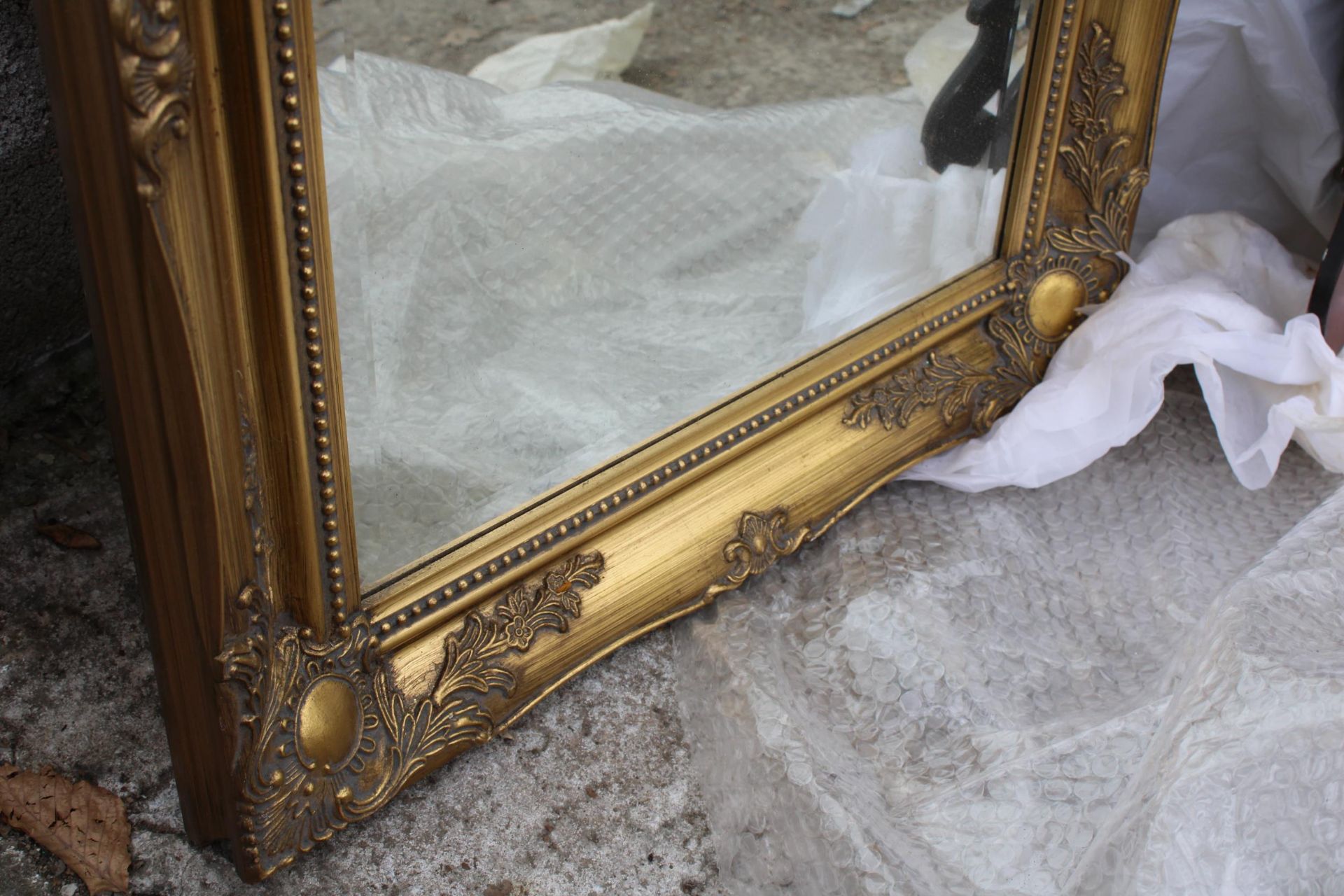 A GILT FRAMED BEVEL EDGED WALL MIRROR 26" X 21" - Image 3 of 3
