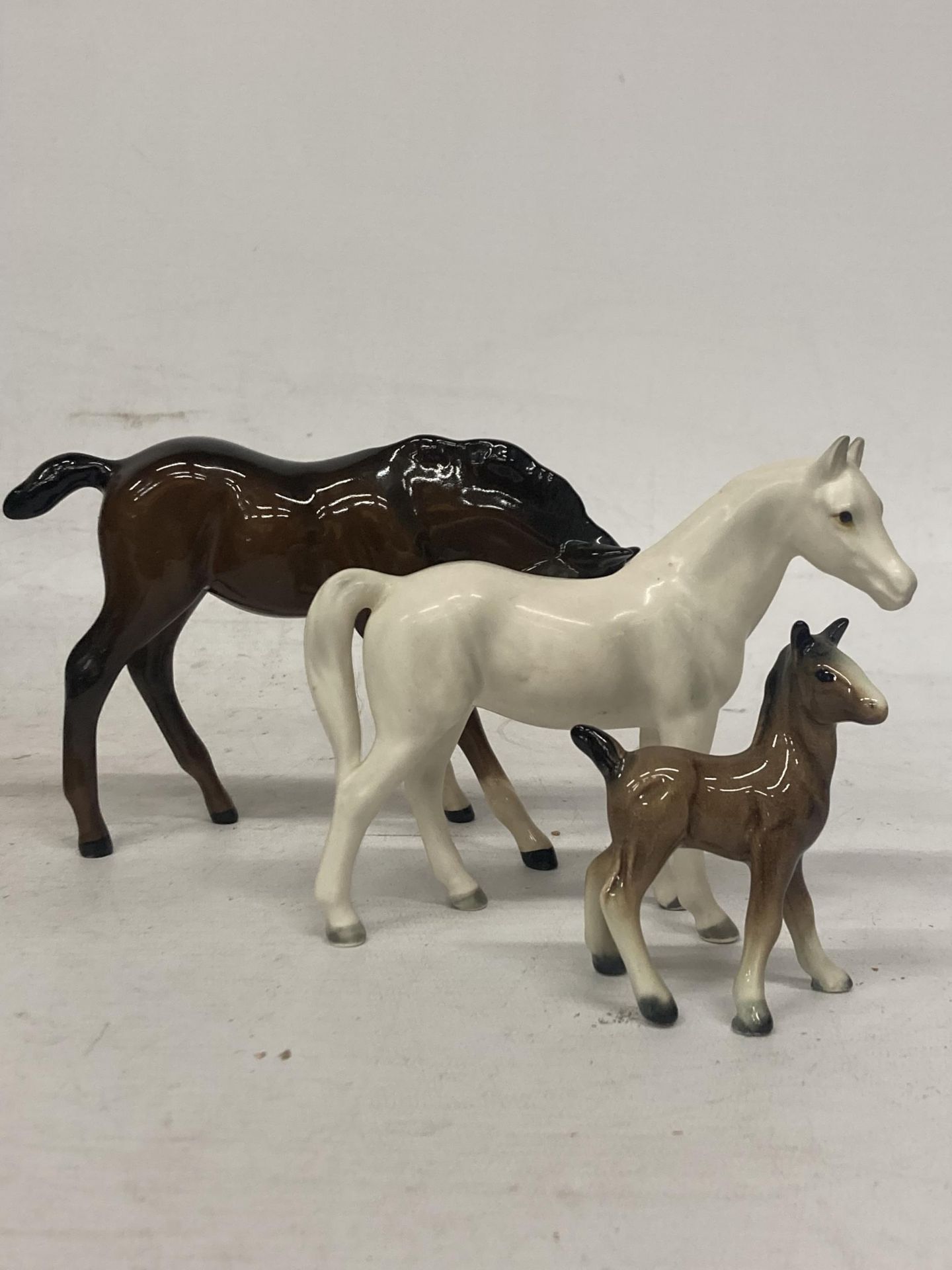 THREE CERAMIC HORSES TO INCLUDE ROYAL DOULTON - Bild 2 aus 4