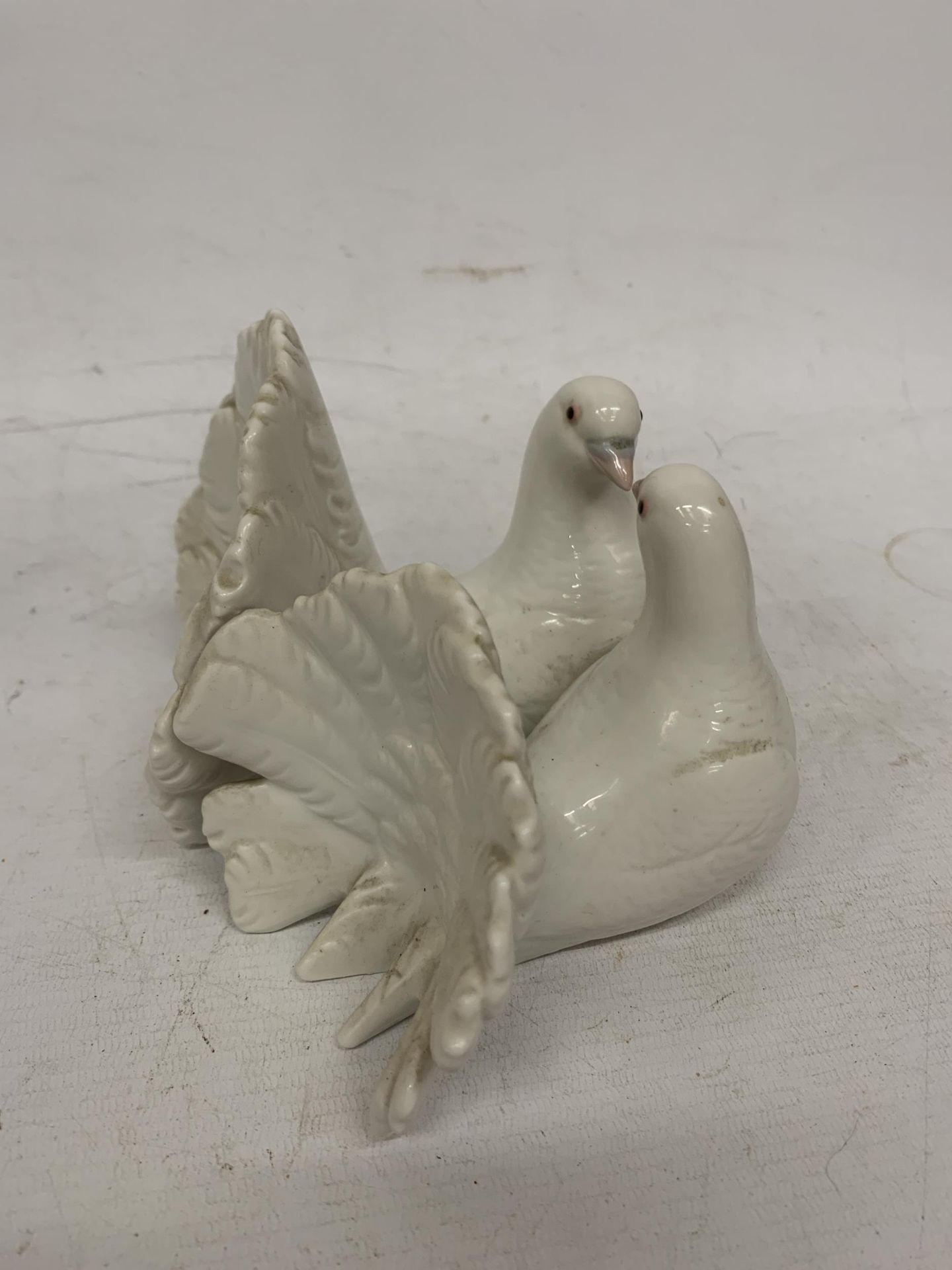 A LADRO COUPLE OF DOVES FIGURE - Image 2 of 3