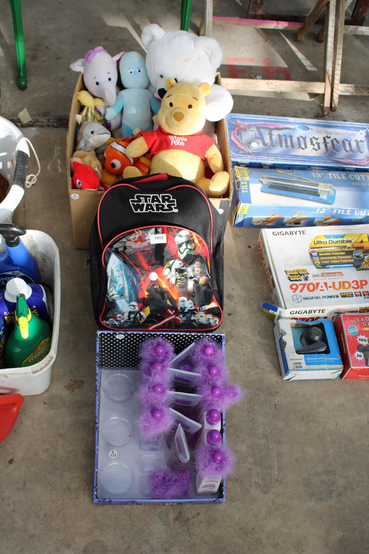 AN ASSORTMENT OF ITEMS TO INCLUDE A STAR WARS BACKPACK AND CUDDLY TOYS ETC