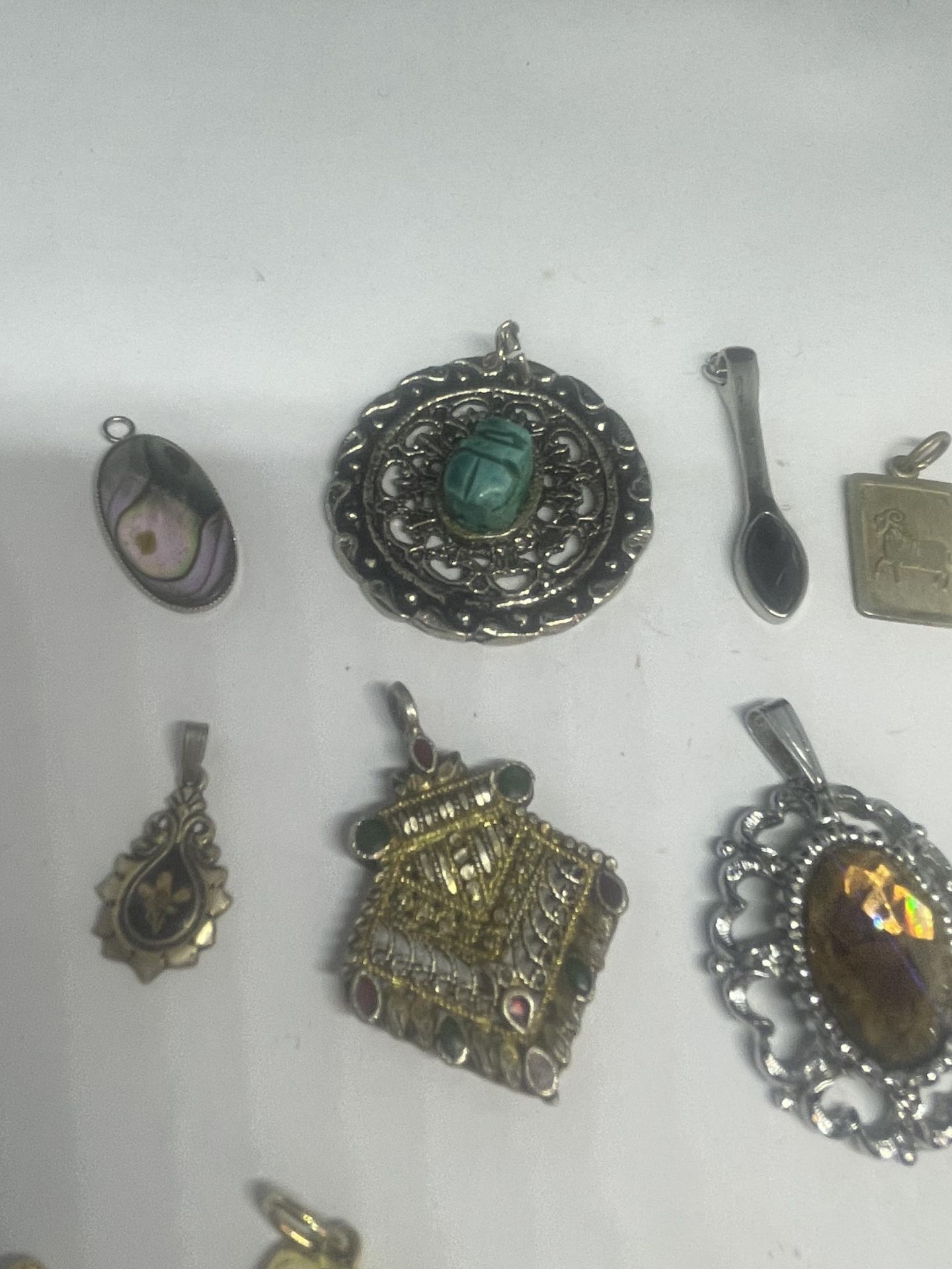 SIXTEEN VARIOUS VINTAGE PENDANTS - Image 2 of 5