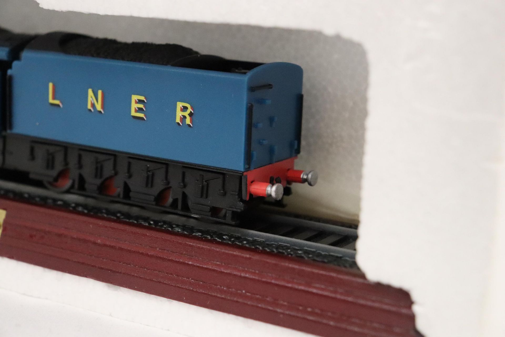 TWO MODEL LOCOS - Image 6 of 9