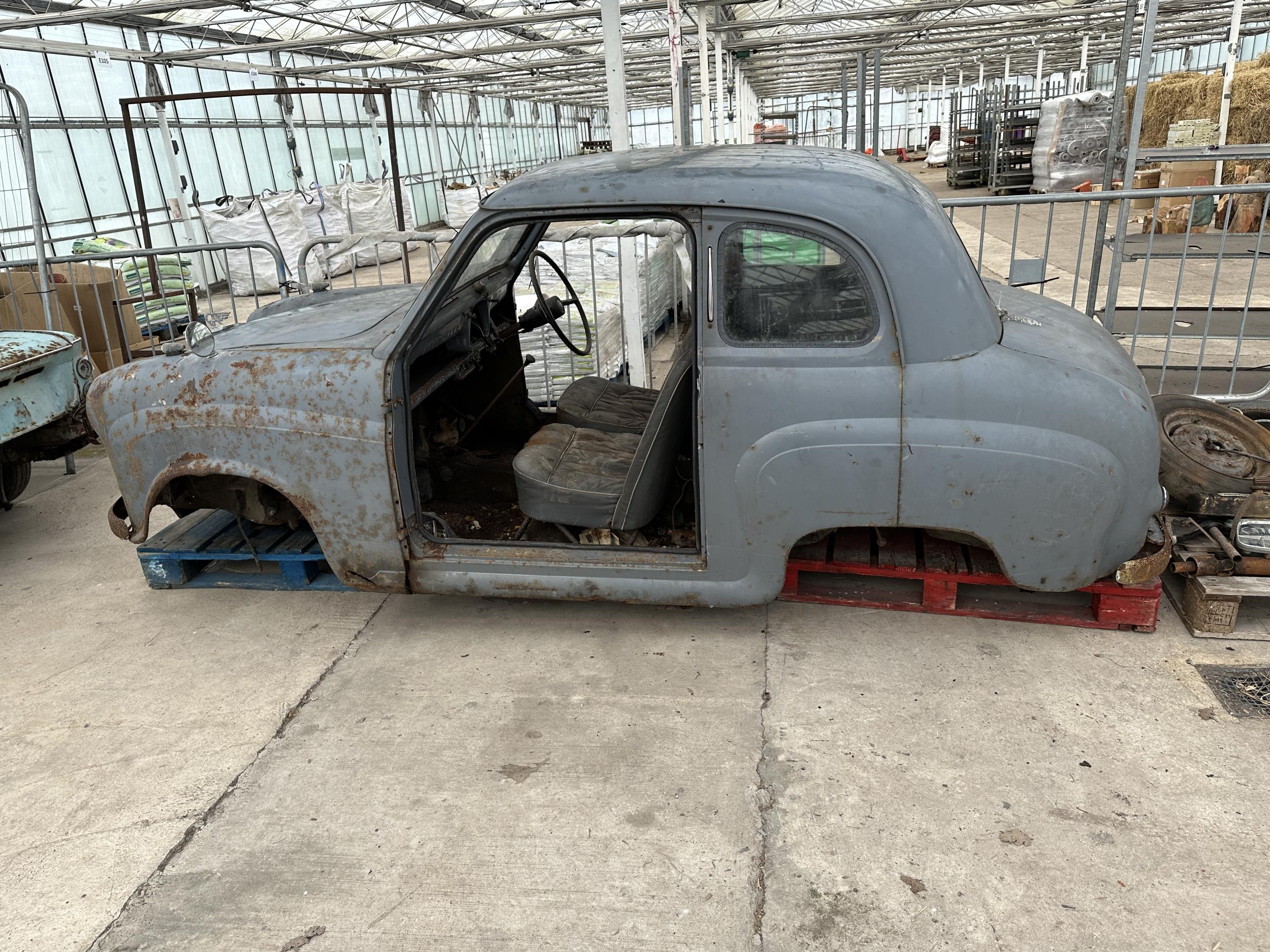 A VINTAGE AUSTIN A30 BARN FIND RESTORATION PROJECT COMPLETE WITH A NUMBER OF SPARE PARTS TO - Bild 4 aus 19