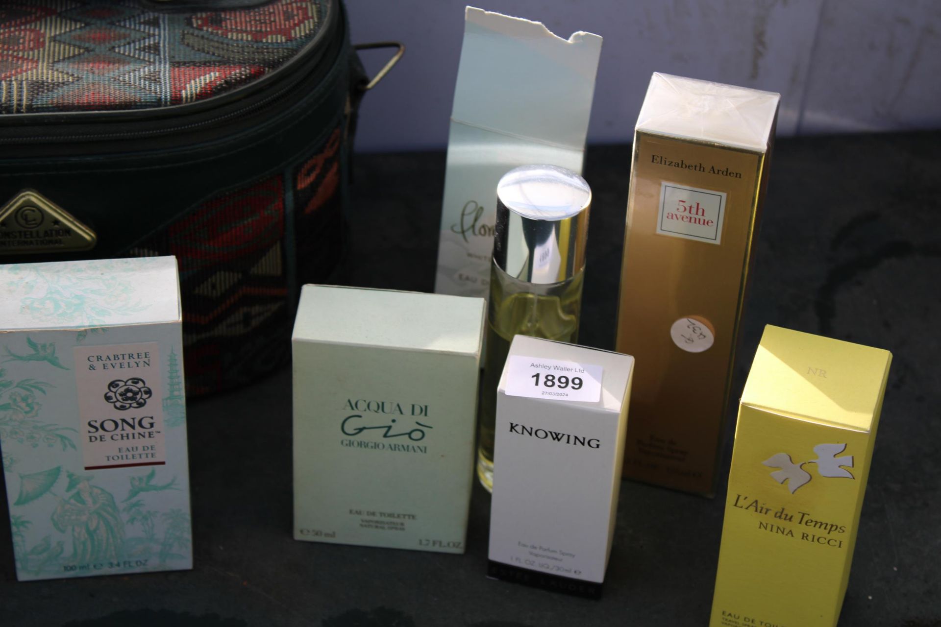 AN ASSORTMENT OF PERFUME TO INCLUDE ELIZABETH ARDEN AND VERY ESTEE ETC - Image 3 of 3