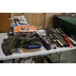 A LARGE QUANTITY OF MODEL RAILWAY ITEMS TO INCLUDE RAILWAY CARRIAGES, HORNBY, ETC, TRAIN TRACK,