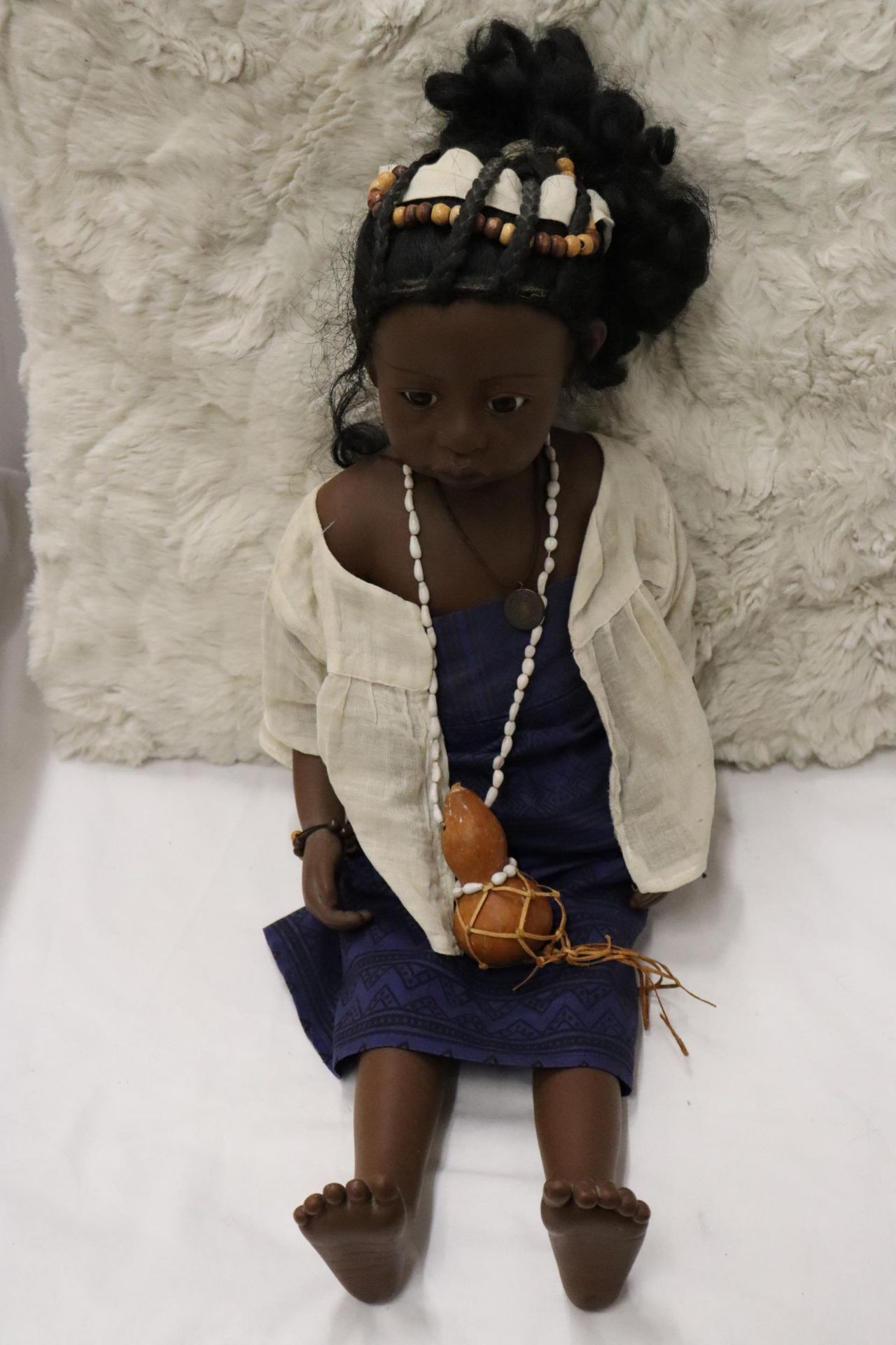 A GOTZ PSH 'PHILLIP HEATH' AFRICAN GIRL DOLL IN TRADITIONAL DRESS - Image 3 of 9