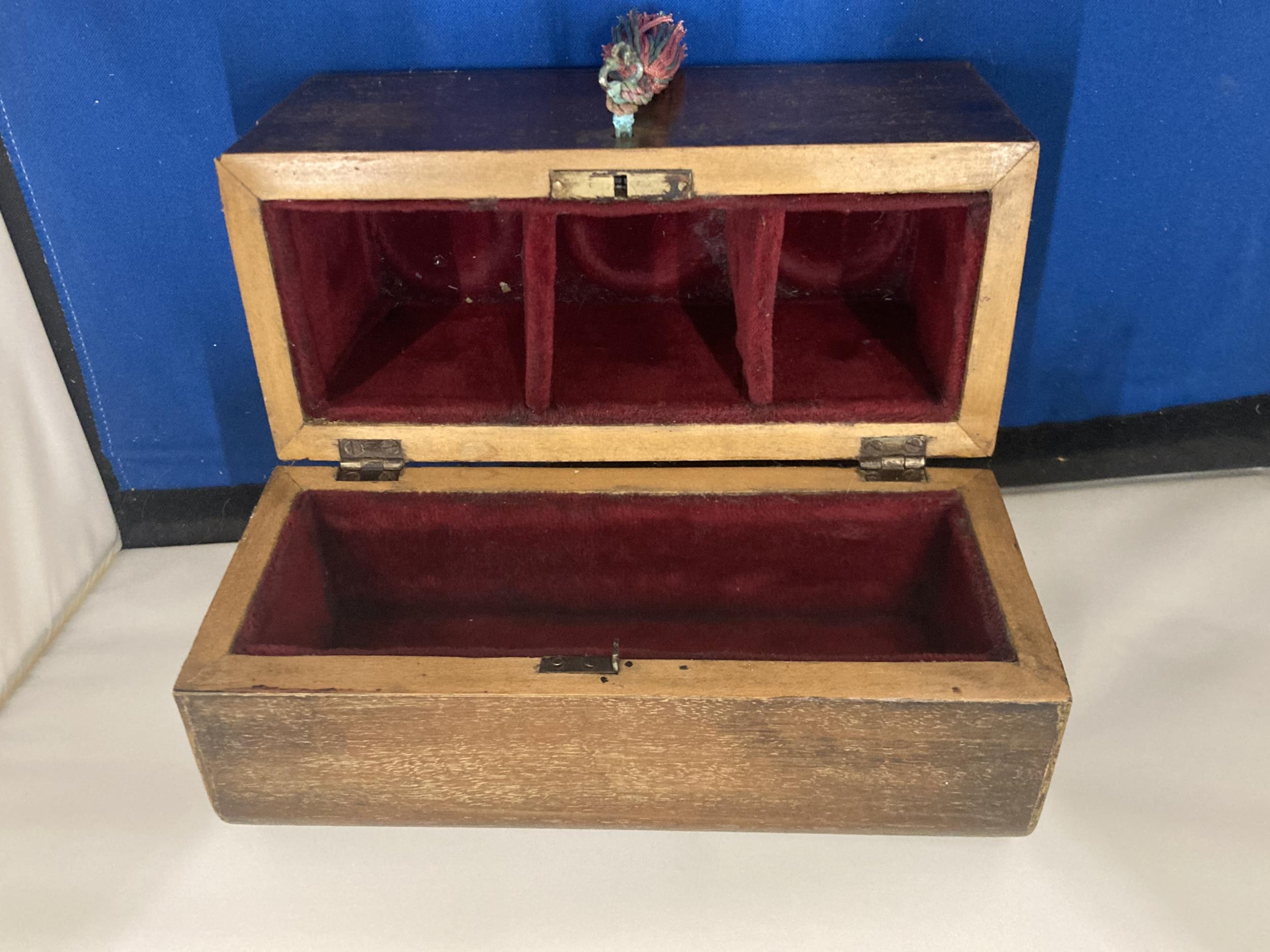 A VINTAGE LINED WOODEN CHEST WITH THREE CRANBERRY GLASS BOTTLES COMPLETE WITH KEY - Image 5 of 5
