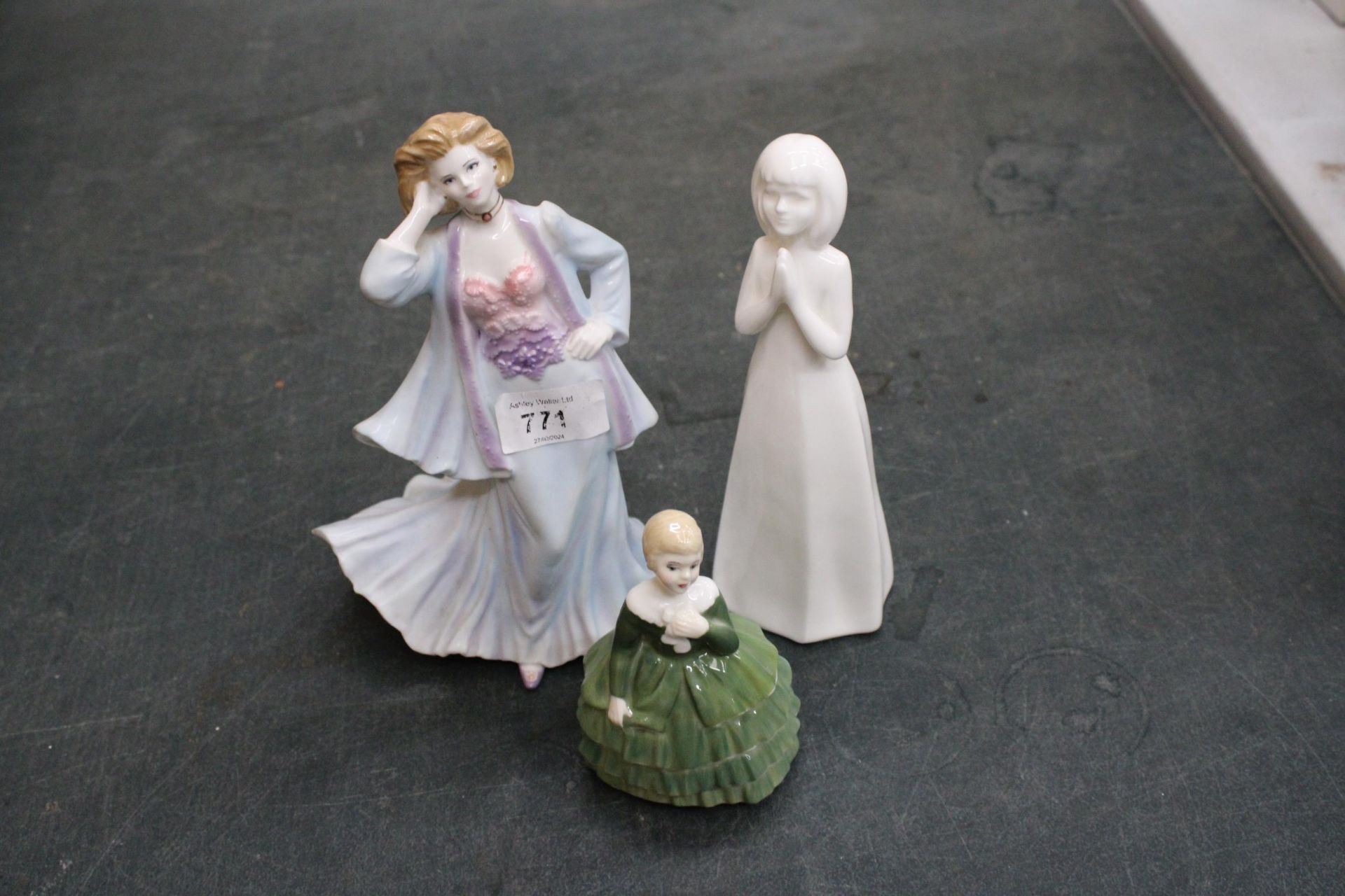 A ROYAL WORCESTER FIGURINE "THOUGHTFUL" TOGETHER WITH A ROYAL DOULTON "IMAGES" FIGURE AND BELLA