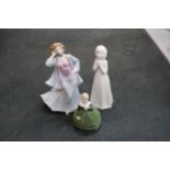 A ROYAL WORCESTER FIGURINE "THOUGHTFUL" TOGETHER WITH A ROYAL DOULTON "IMAGES" FIGURE AND BELLA