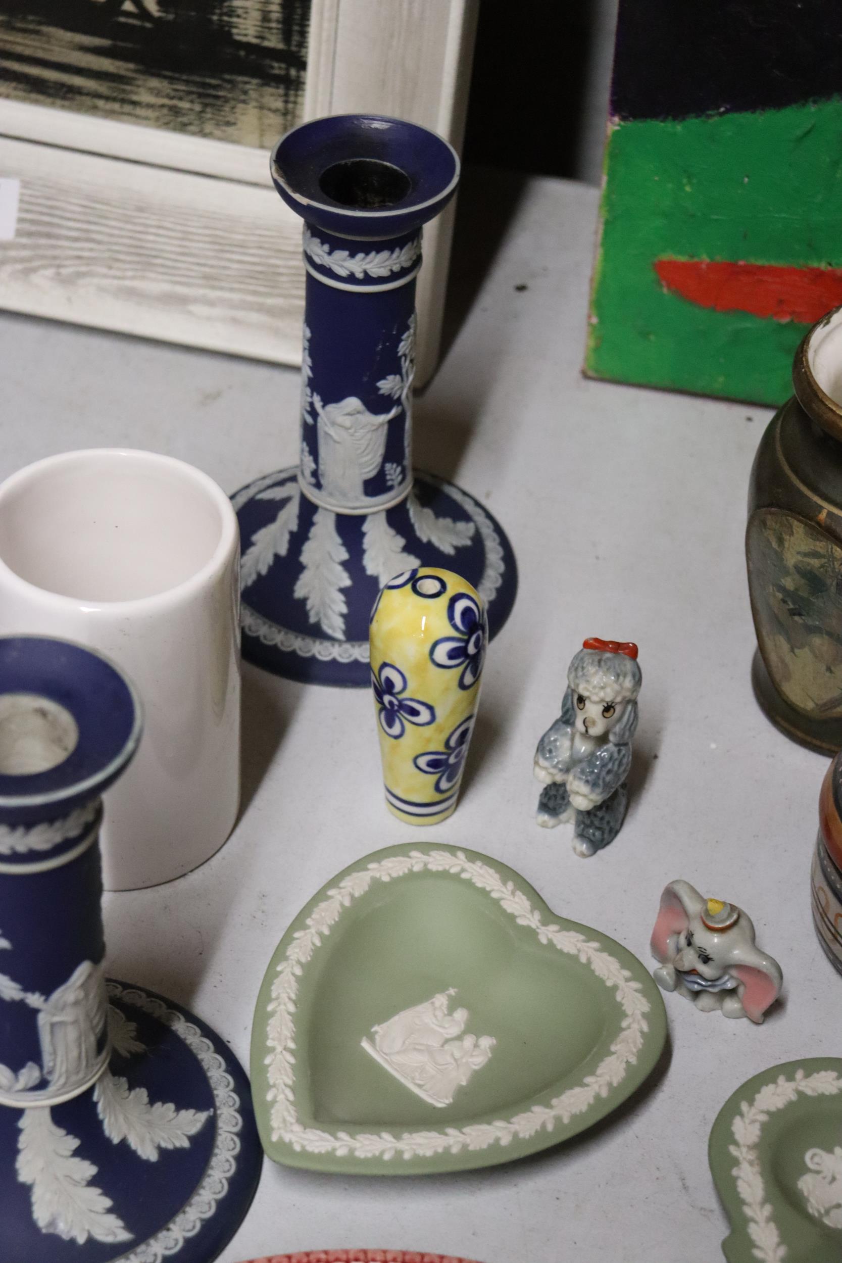 A LARGE MIXED LOT TO INCLUDE WEDGEWOOD, FUJI CHINA, WADE ETC - Image 4 of 12