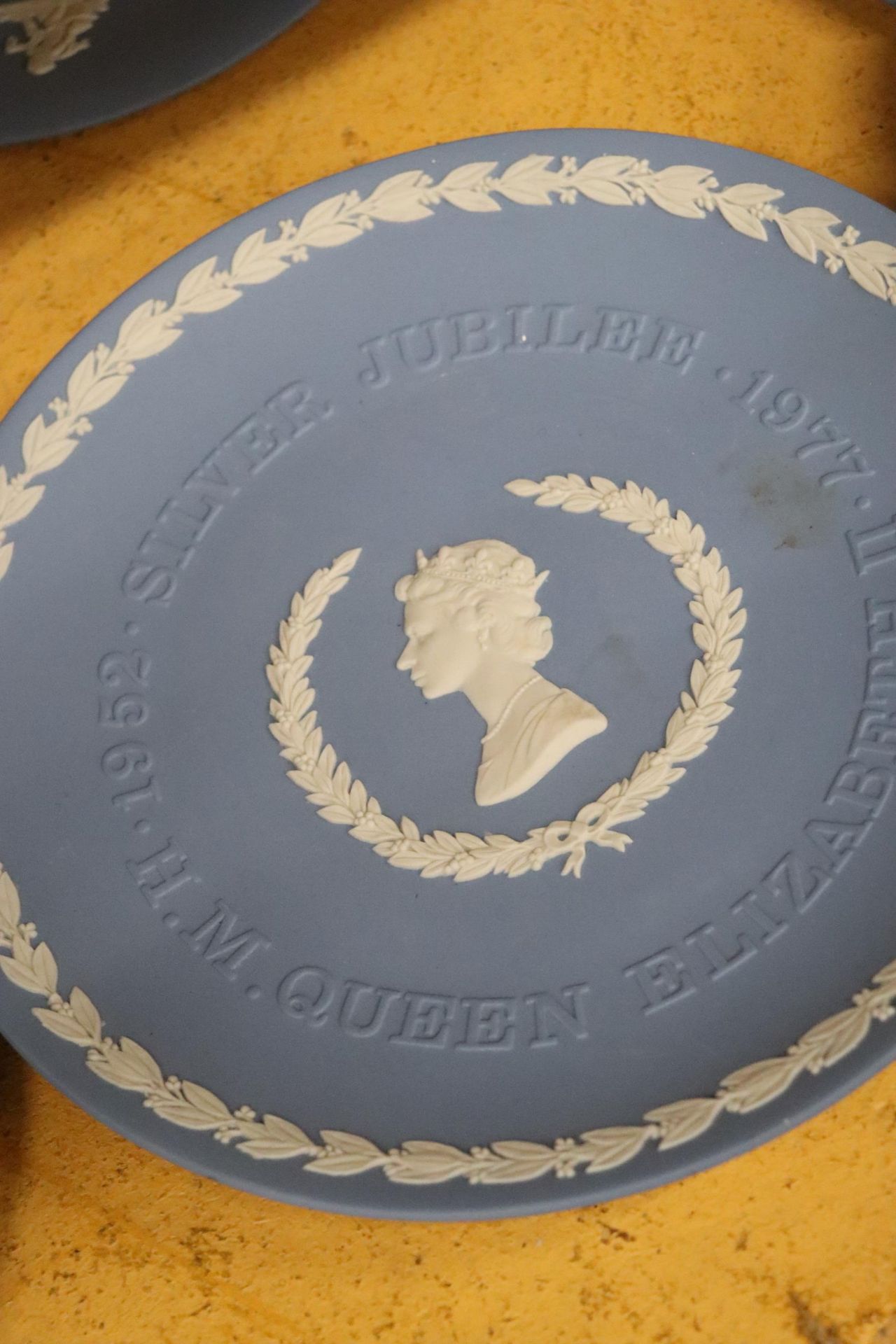 A QUANTITY OF WEDGWOOD JASPERWARE CABINET PLATES - 13 IN TOTAL - Image 4 of 8