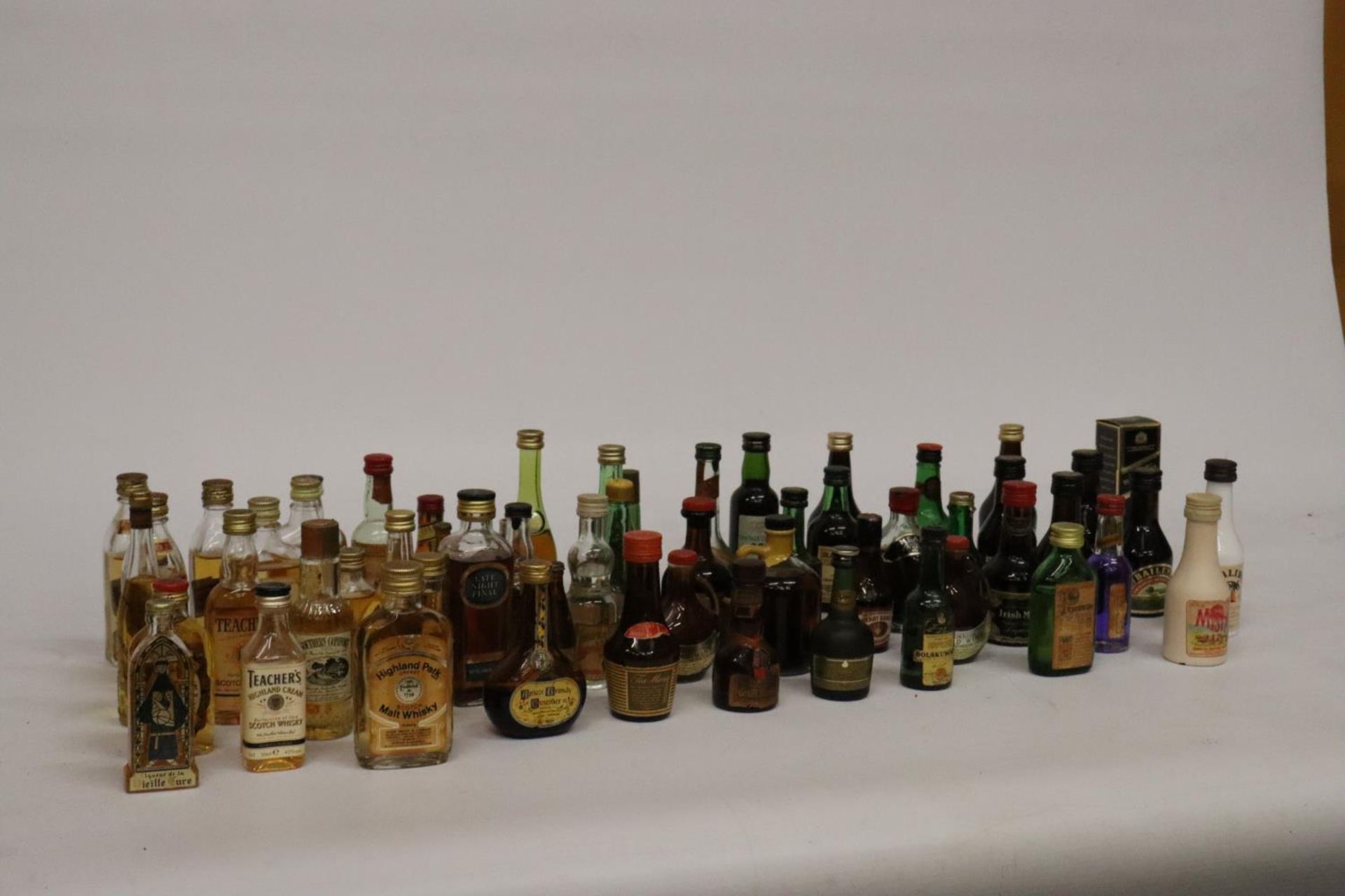 A LARGE QUANTITY OF MINIATURE BOTTLES OF ALCOHOL - Image 10 of 10
