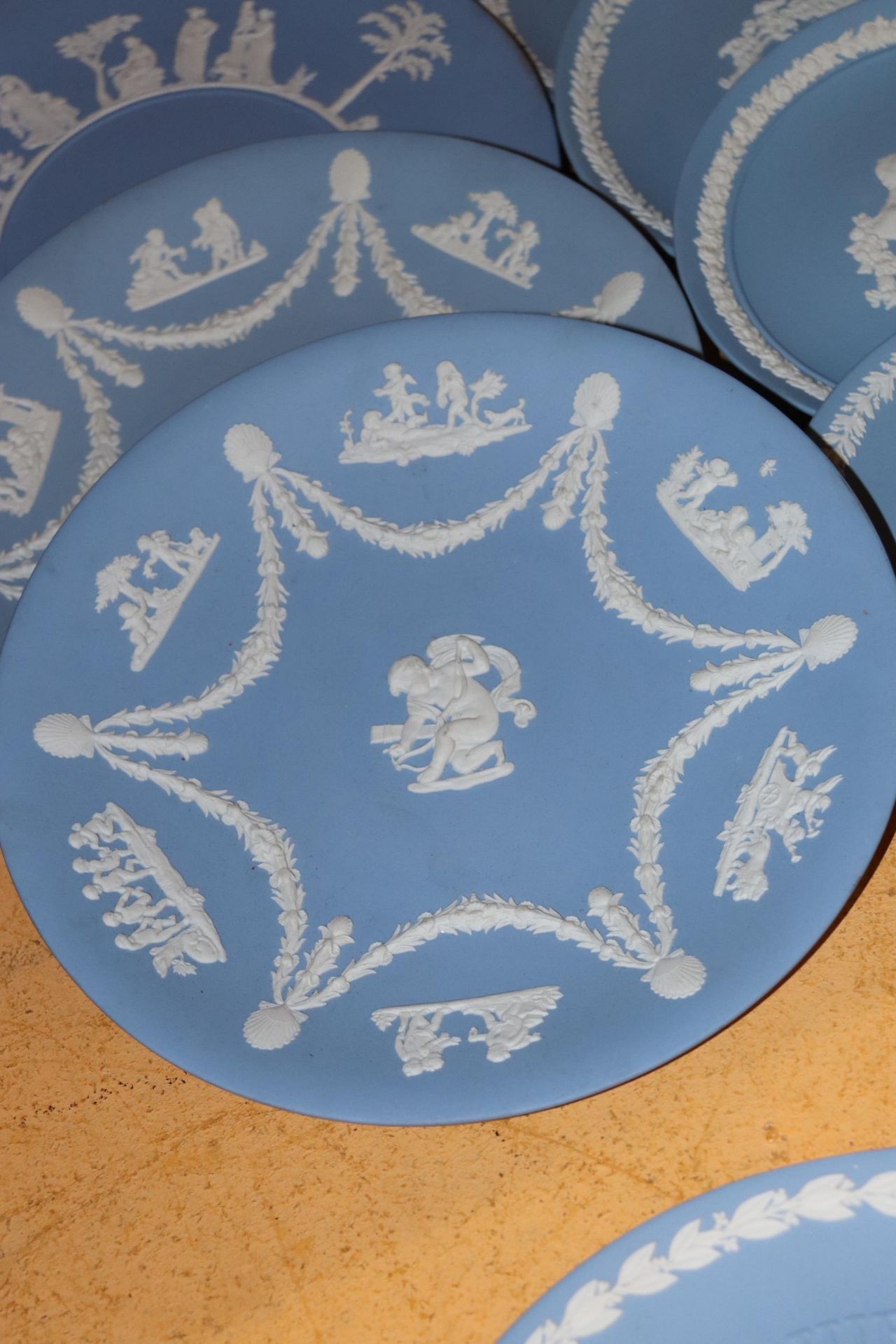 A QUANTITY OF WEDGWOOD JASPERWARE CABINET PLATES - 13 IN TOTAL - Image 5 of 8