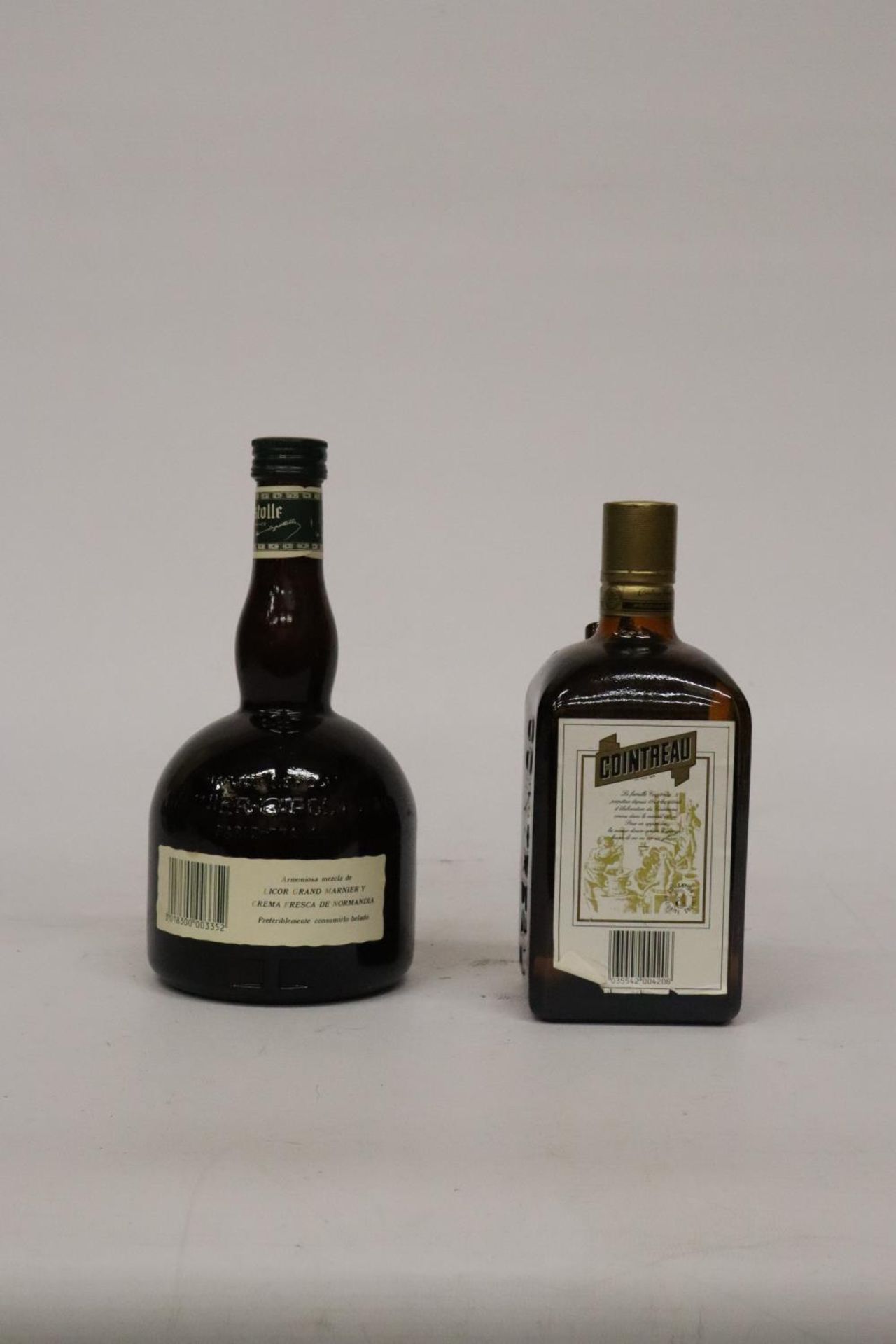 A 70CL BOTTLE OF COINTREAU LIQUEUR SPECIALITE AND A BOTTLE OF CREME DE GRAND MARNIER LIQUEUR - Image 2 of 3