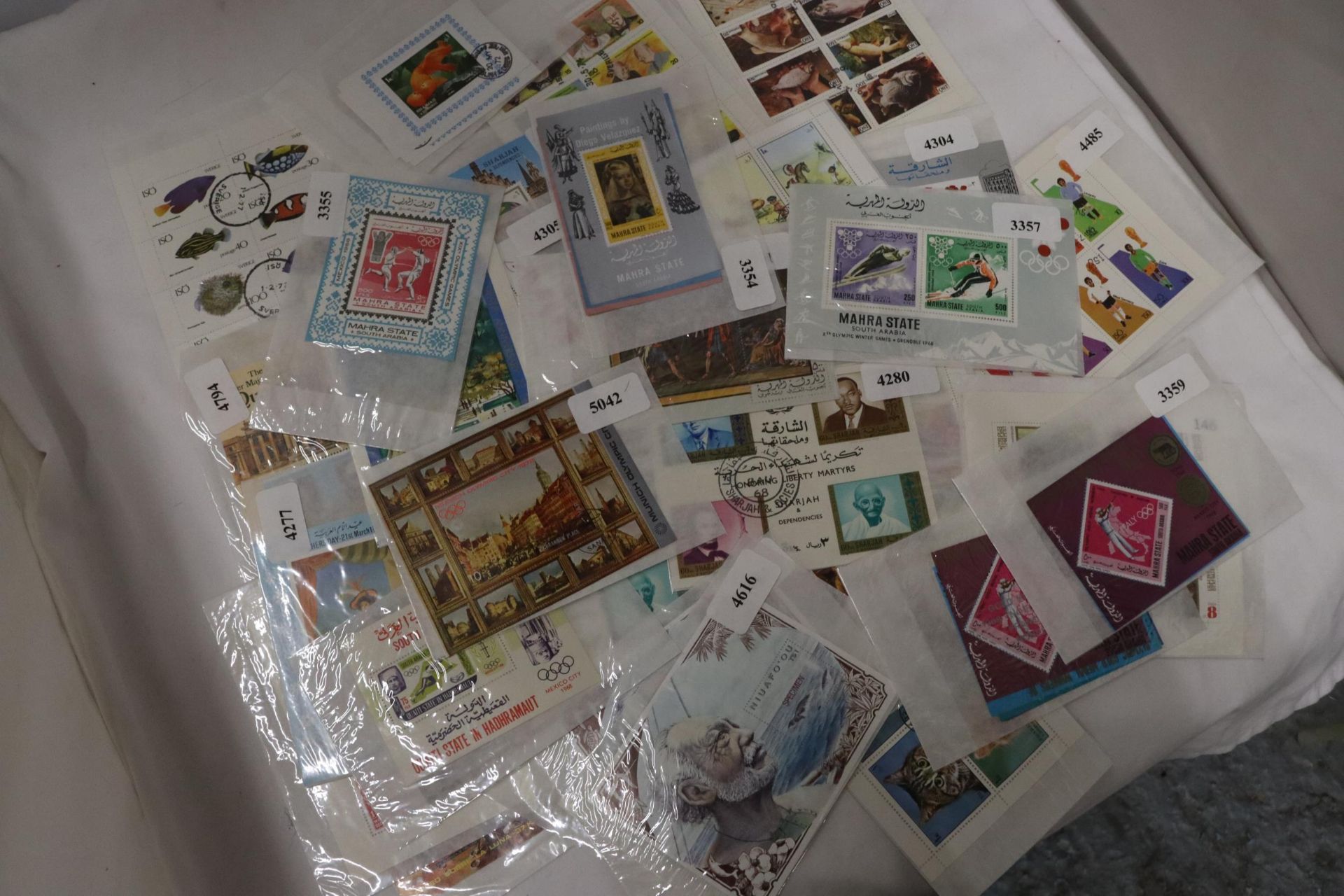 A COLLECTION OF STAMPS ON MINIATURE SHEETS - Bild 2 aus 8