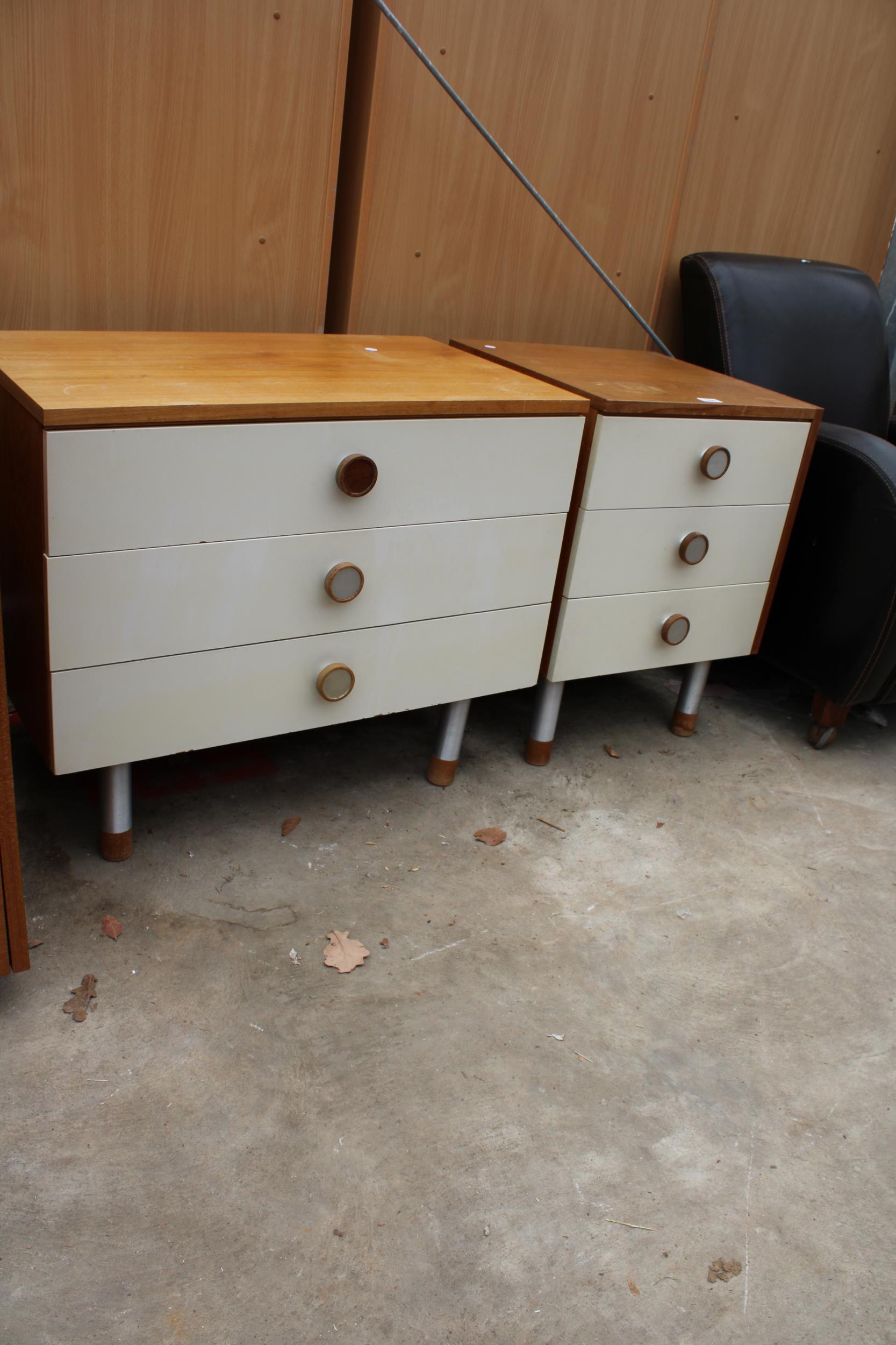 A 1970'S CHEST OF THREE DRAWERS AND A MATCHING BEDSIDE CHEST - Image 2 of 2