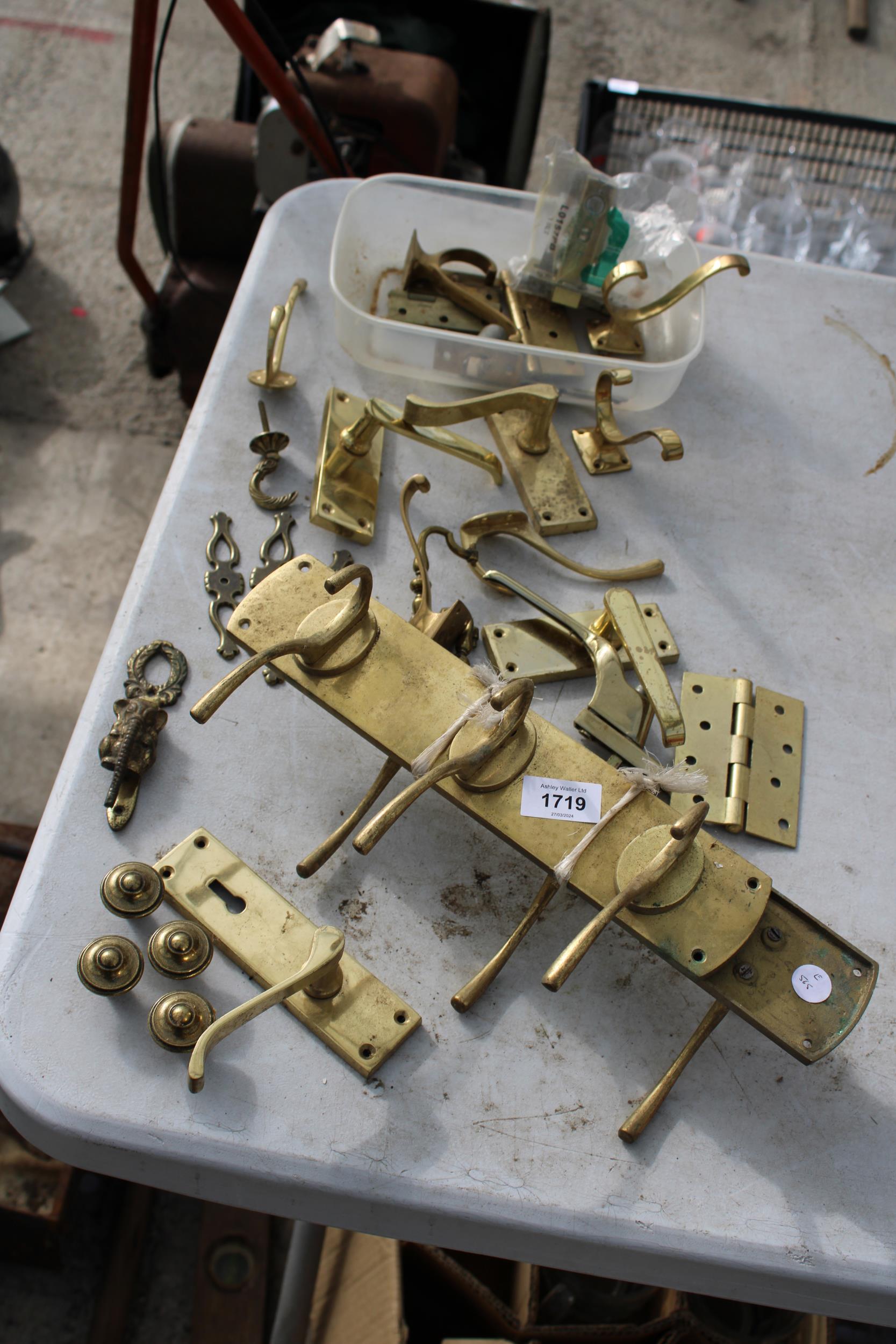 AN ASSORTMENT OF BRASS ITEMS TO INCLUDE DOOR HANDLES, COAT HOOKS AND A DOOR KNOCKER ETC