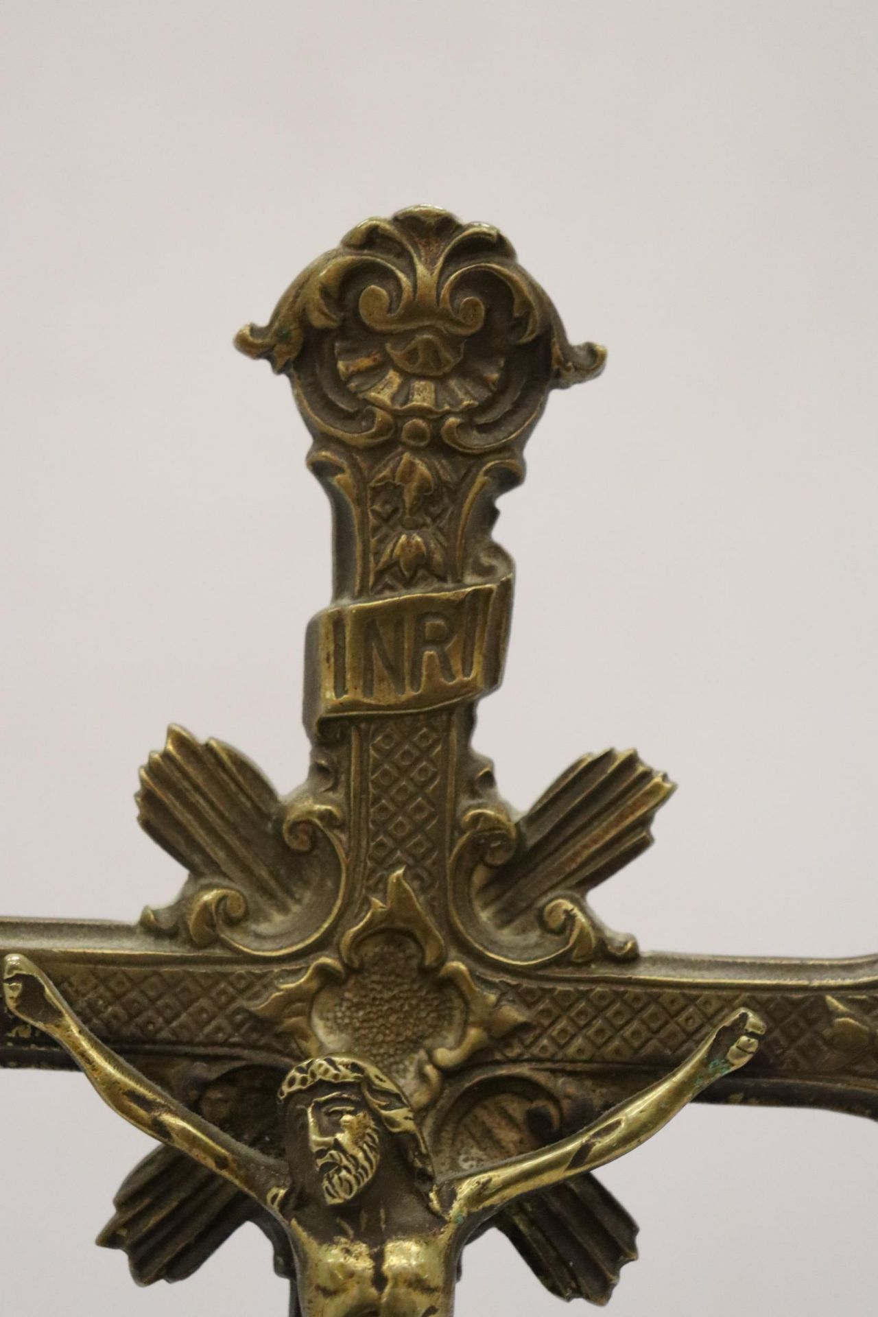 A LARGE HEAVY BRASS CROSS - Image 7 of 7